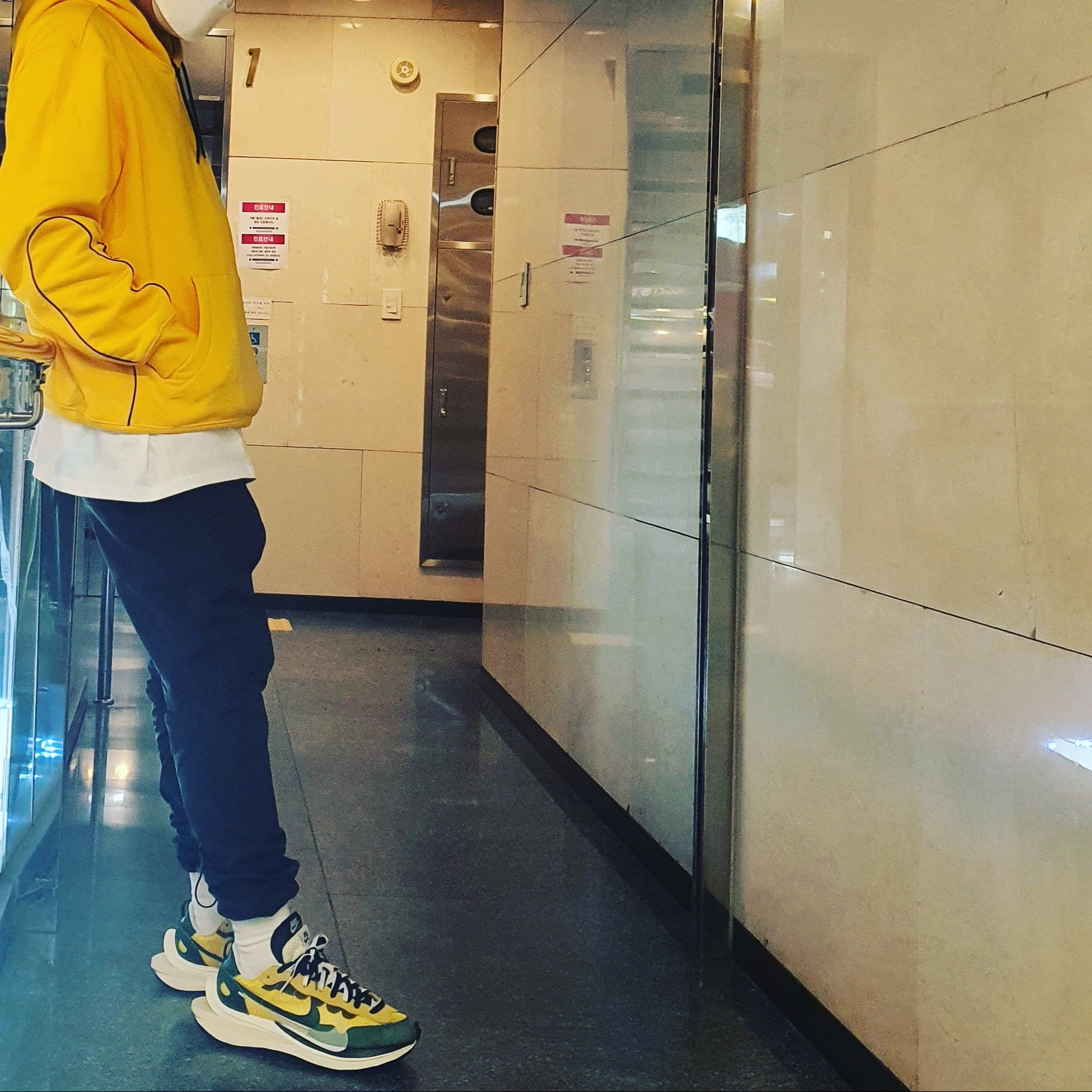 Nike x Sacai VaporWaffle Tour Yellow & Gorge Green Sail, Nike x Drake Nocta Essential Hoodie University Gold - US/EU 착용 스타일