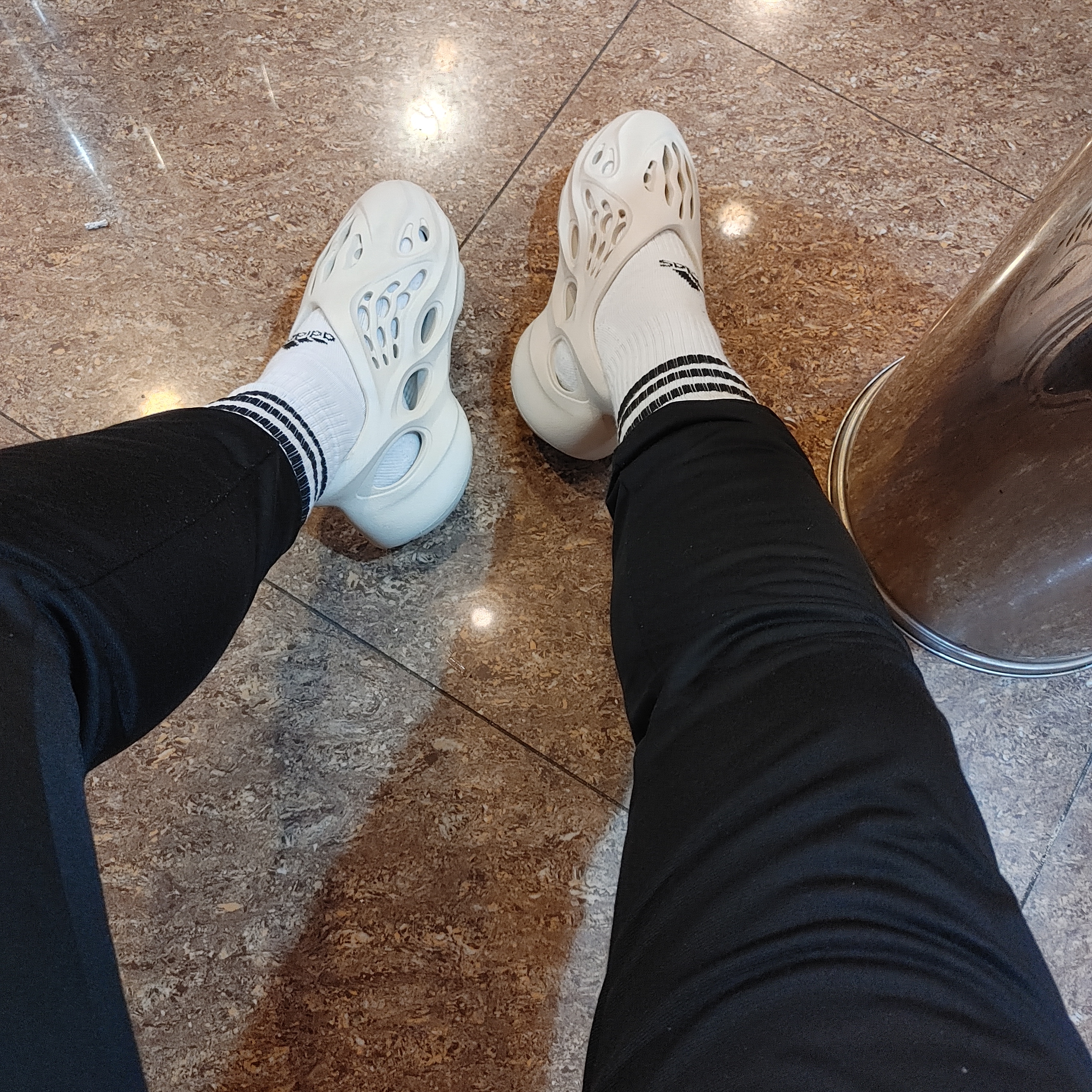 Adidas Yeezy Foam RNNR Sand 착용 스타일