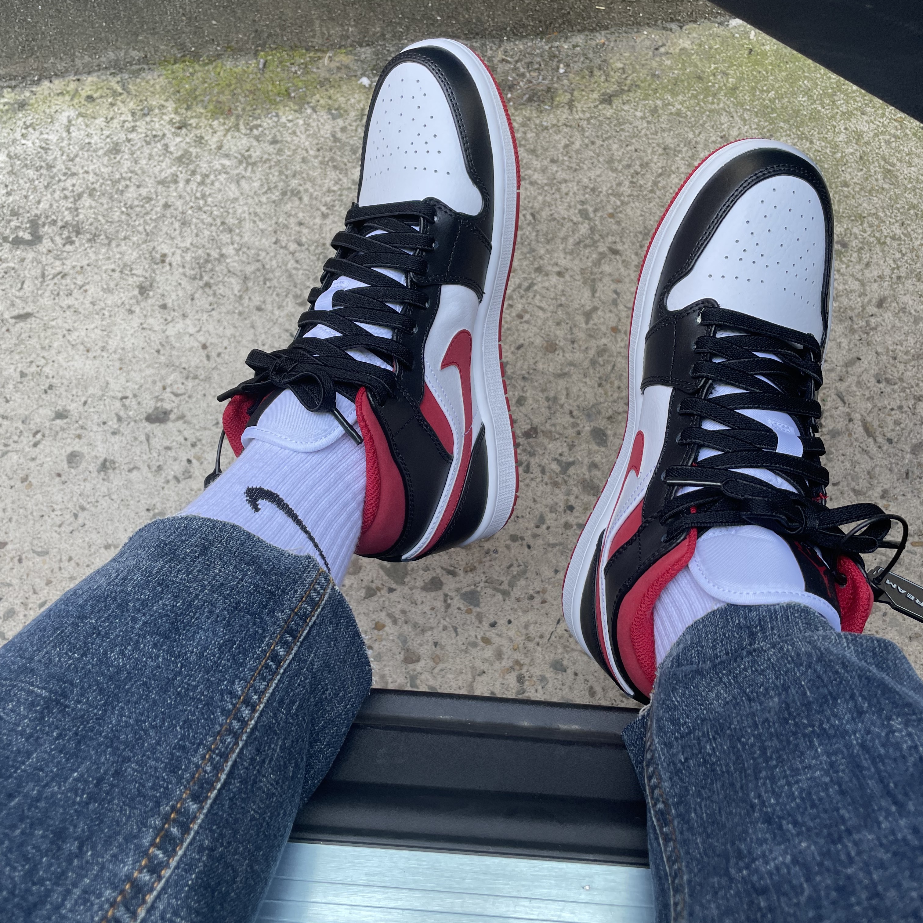 Jordan 1 Mid Gym Red Black White 착용 스타일 - 2