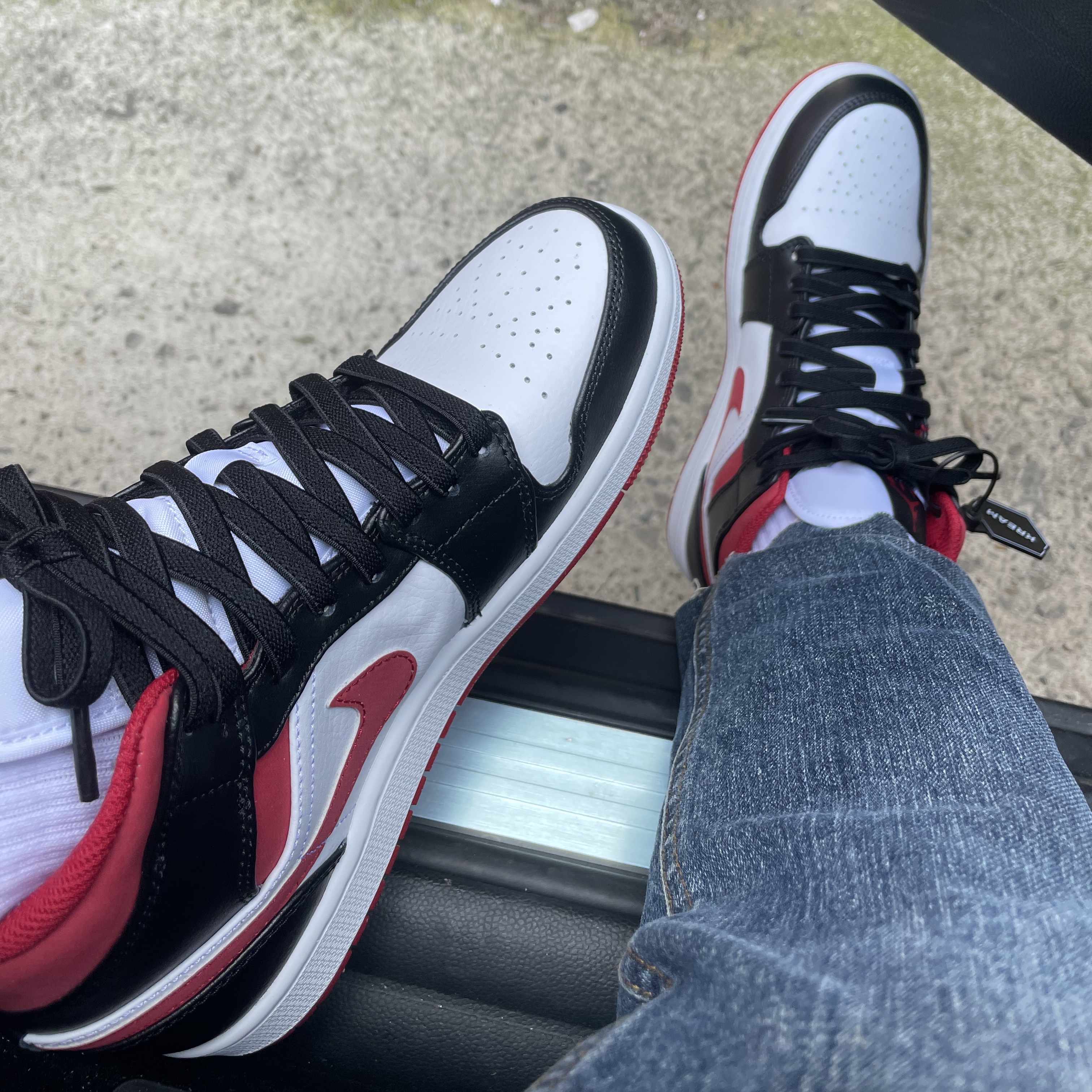 Jordan 1 Mid Gym Red Black White 착용 스타일 - 1