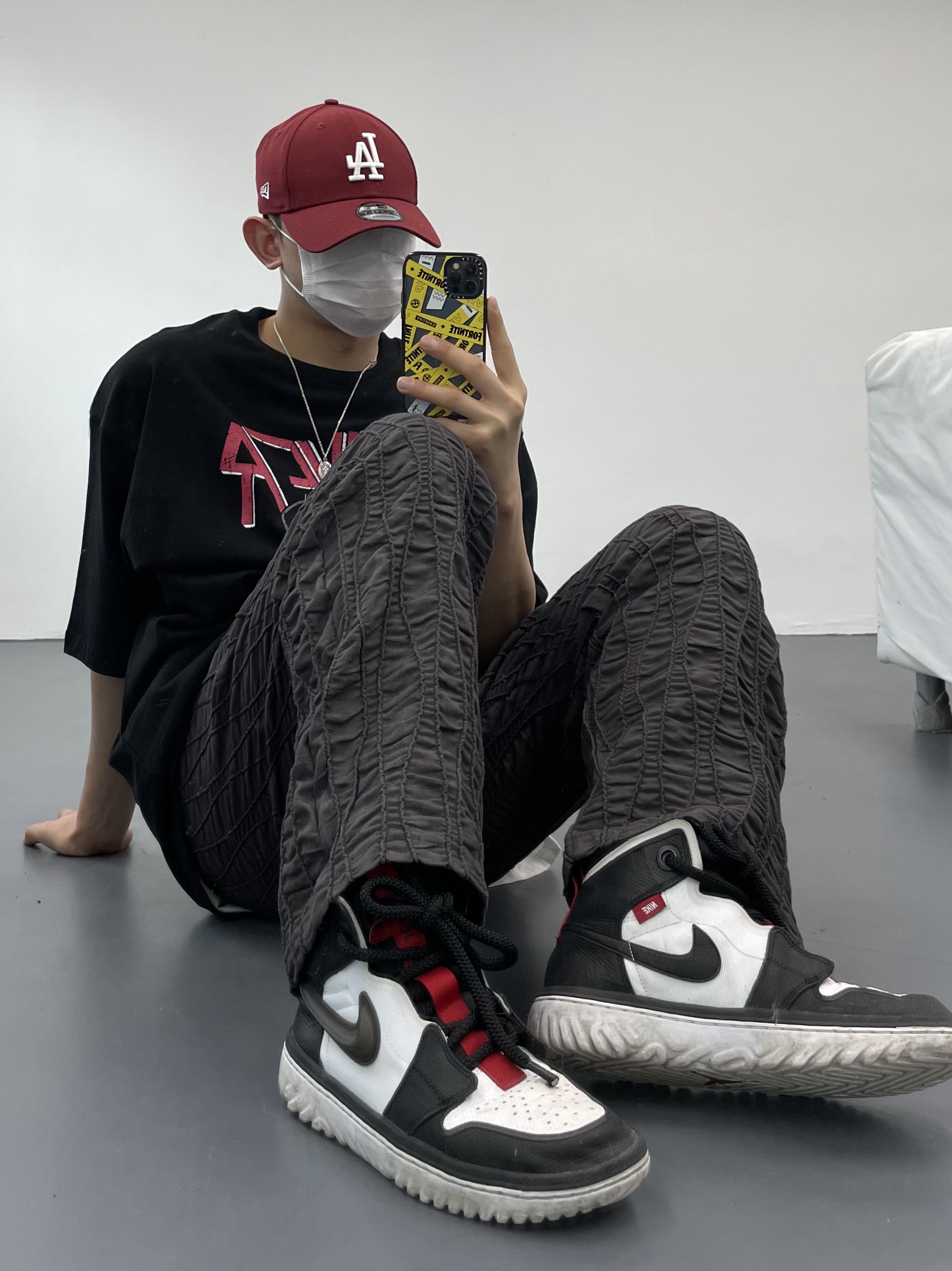 Jordan 1 High React Black White Gym Red 착용 스타일