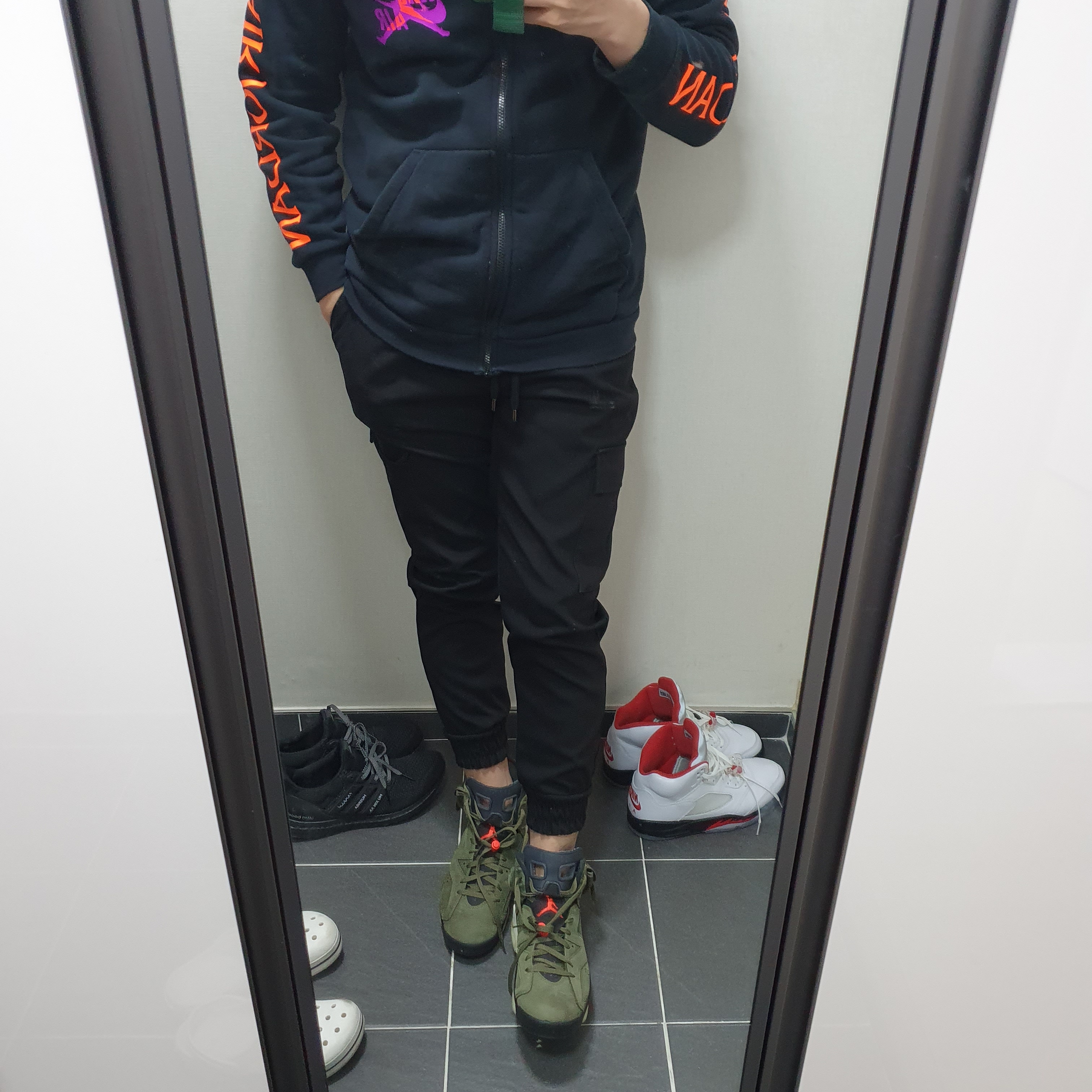 Jordan 6 x Travis Scott Retro Olive 착용 스타일