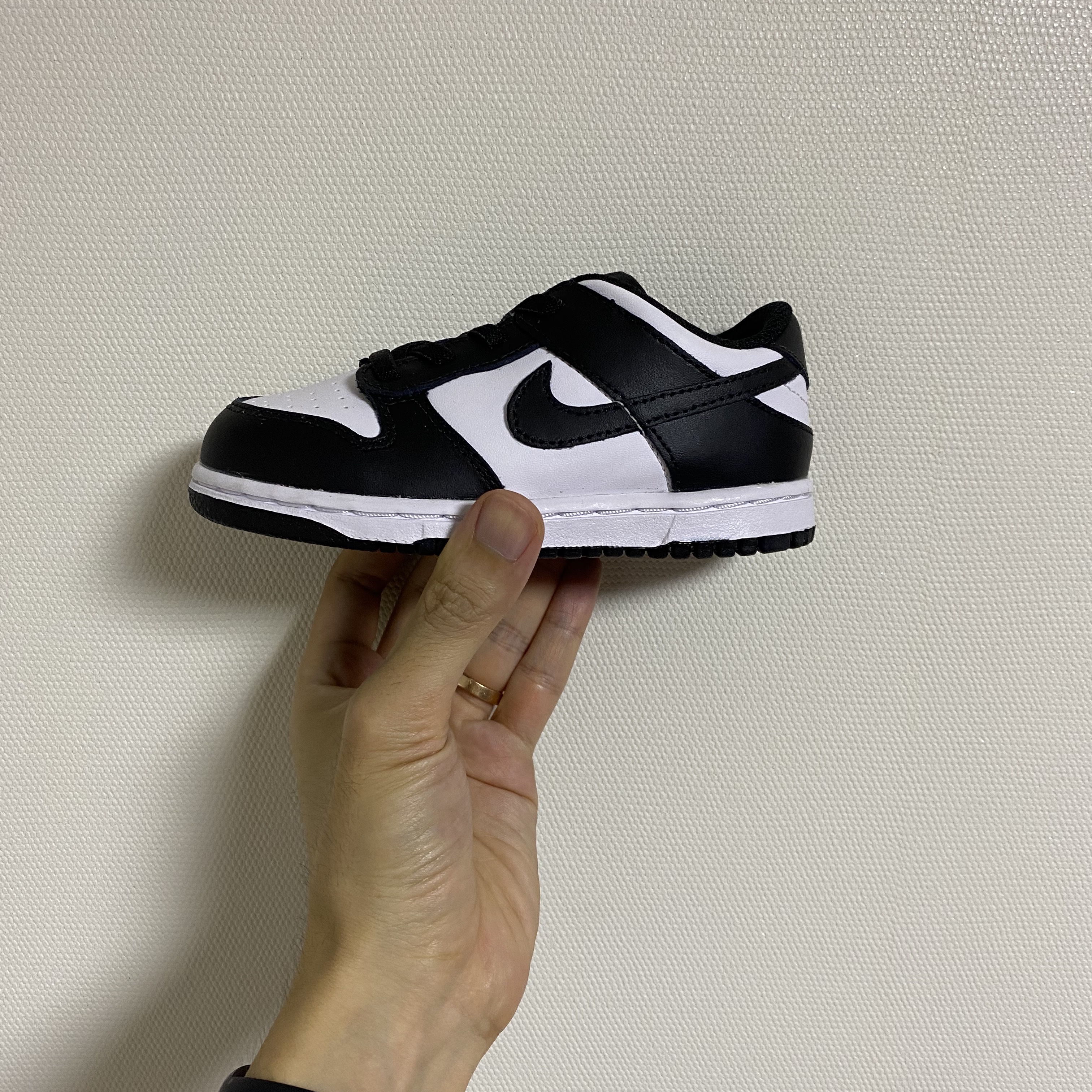 (TD) Nike Dunk Low Black, (PS) Nike Dunk Low Varsity Maize 착용 스타일 - 1