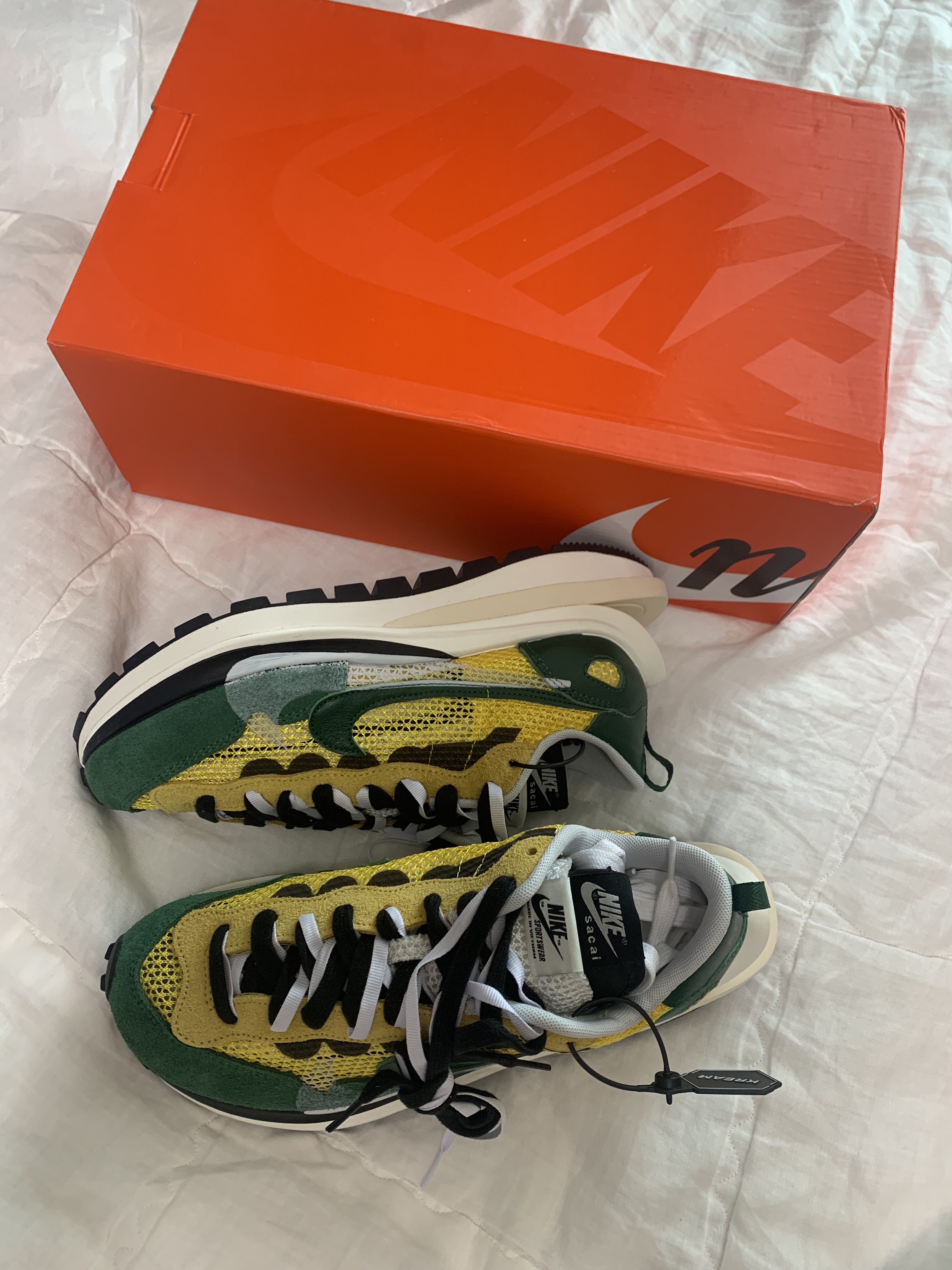 Nike x Sacai VaporWaffle Tour Yellow & Gorge Green Sail 착용 스타일
