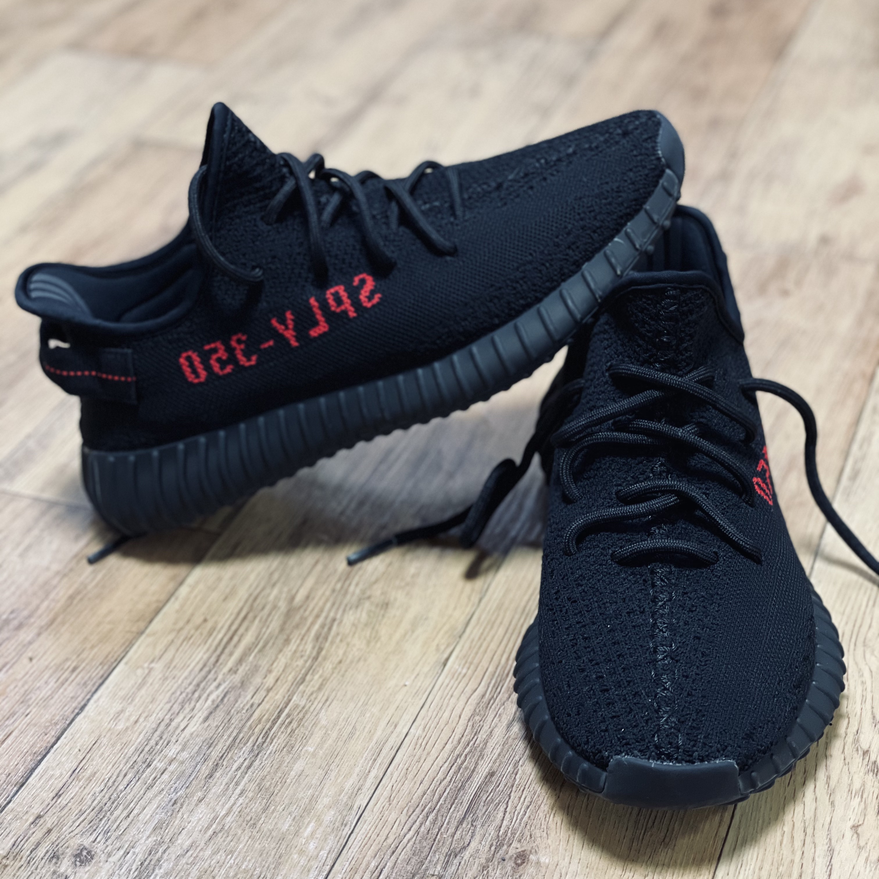Adidas Yeezy Boost 350 V2 Black Red 2020 착용 스타일