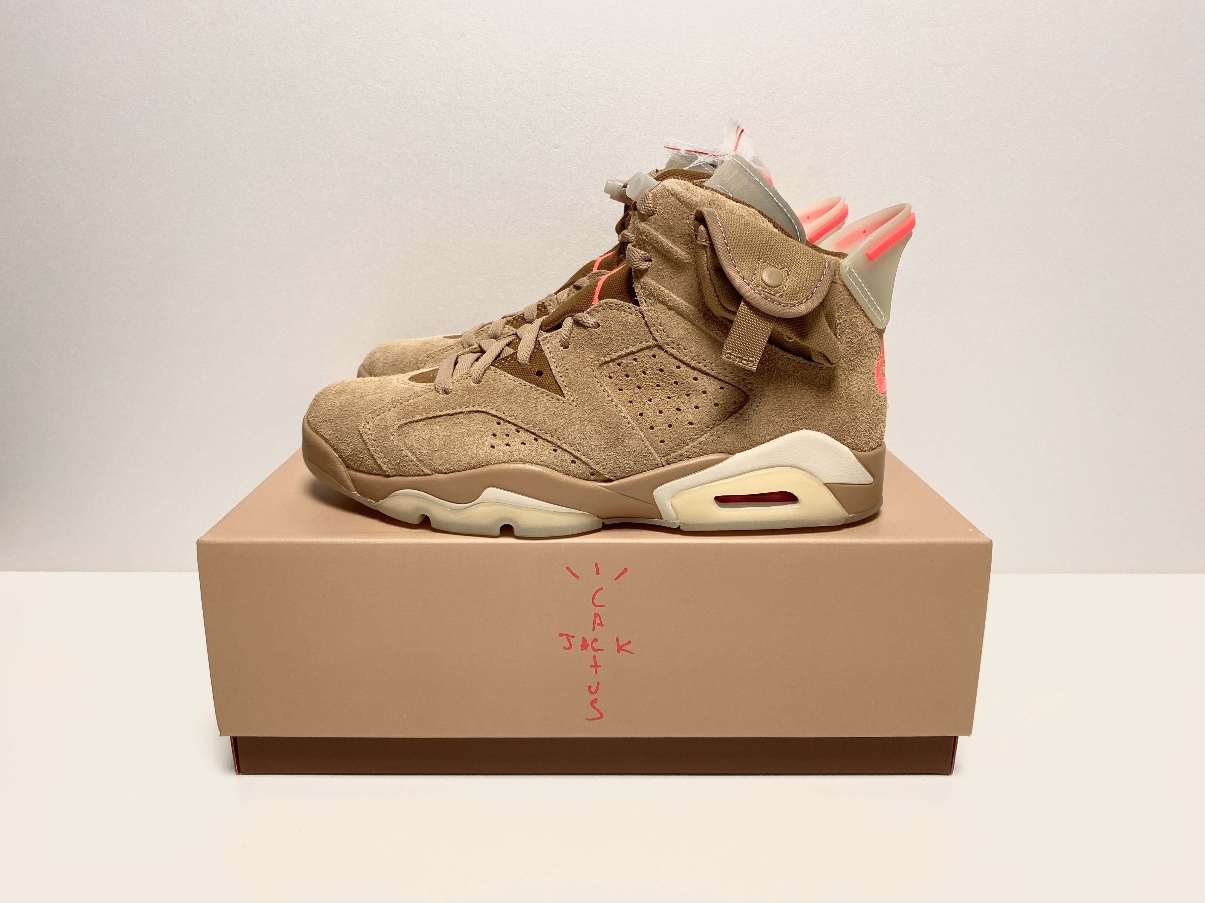 Jordan 6 x Travis Scott Retro SP British Khaki 착용 스타일 - 1