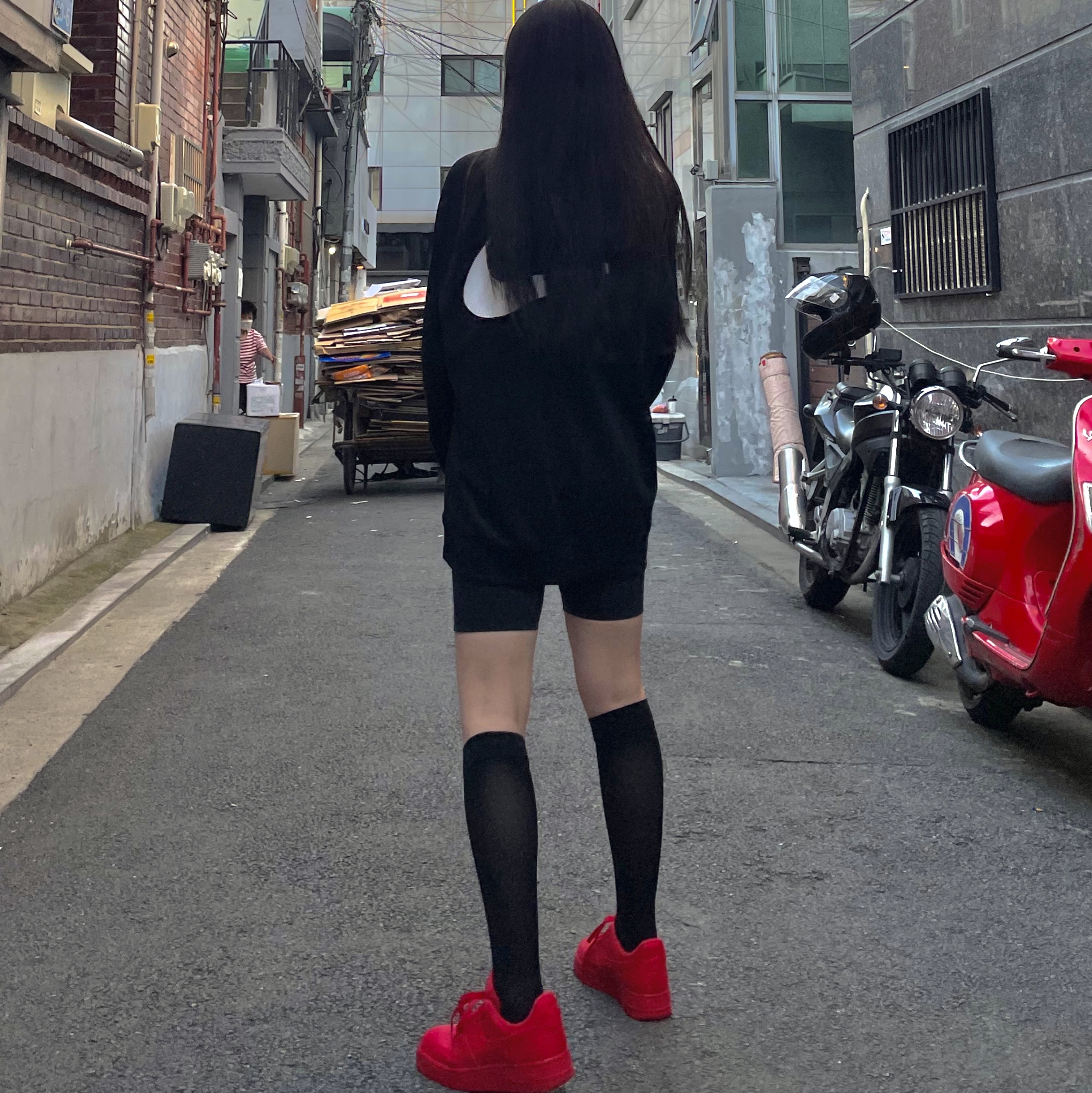 Nike Air Force 1 '07 LV8 Low 1 Triple Red 착용 스타일 - 2