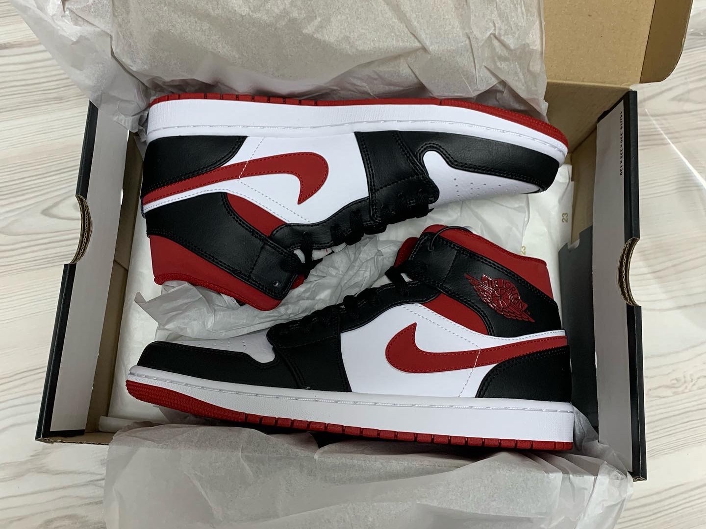 Jordan 1 Mid Gym Red Black White 착용 스타일 - 3