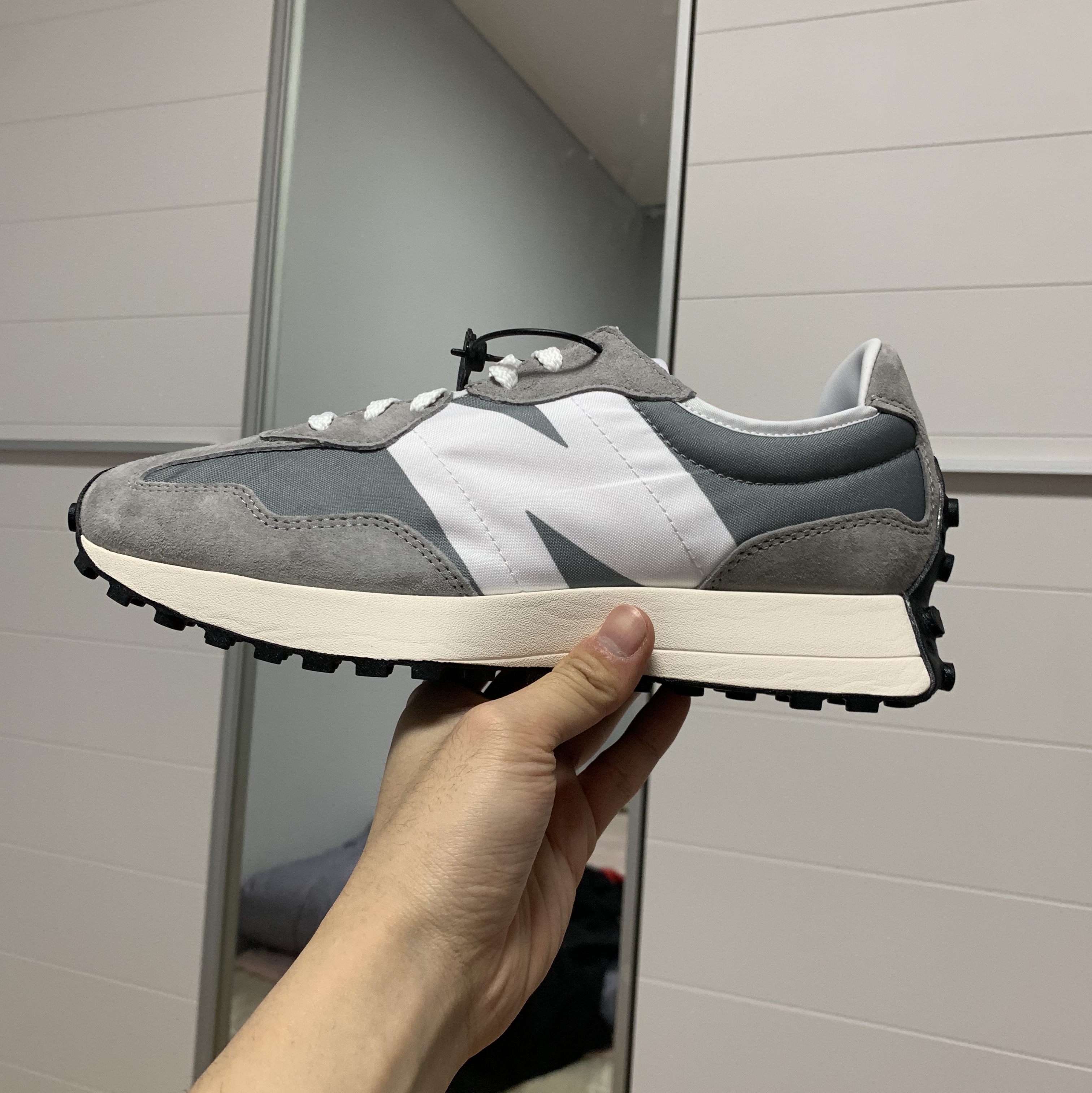 New Balance 327 Grey 착용 스타일