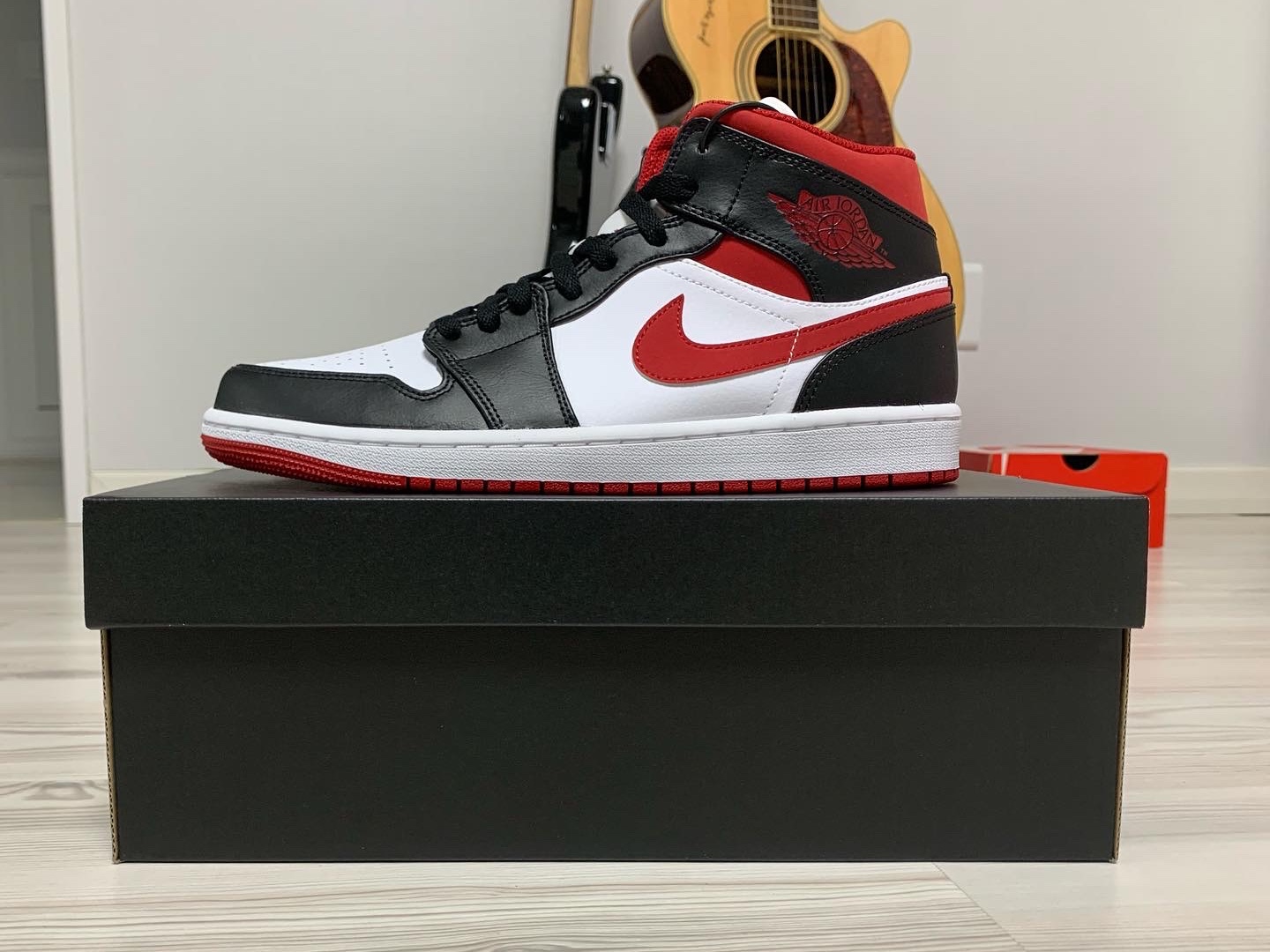 Jordan 1 Mid Gym Red Black White 착용 스타일 - 2