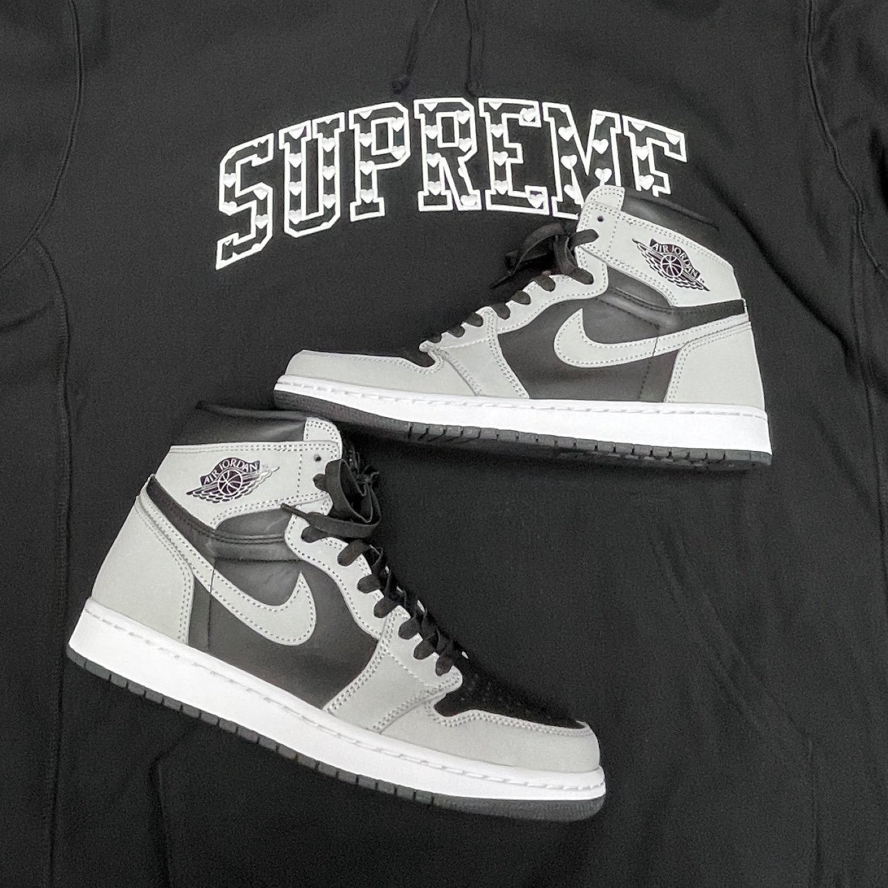 Jordan 1 Retro High OG Shadow 2.0, Supreme Hearts Arc Hooded Sweatshirt Black - 21SS 착용 스타일 - 4