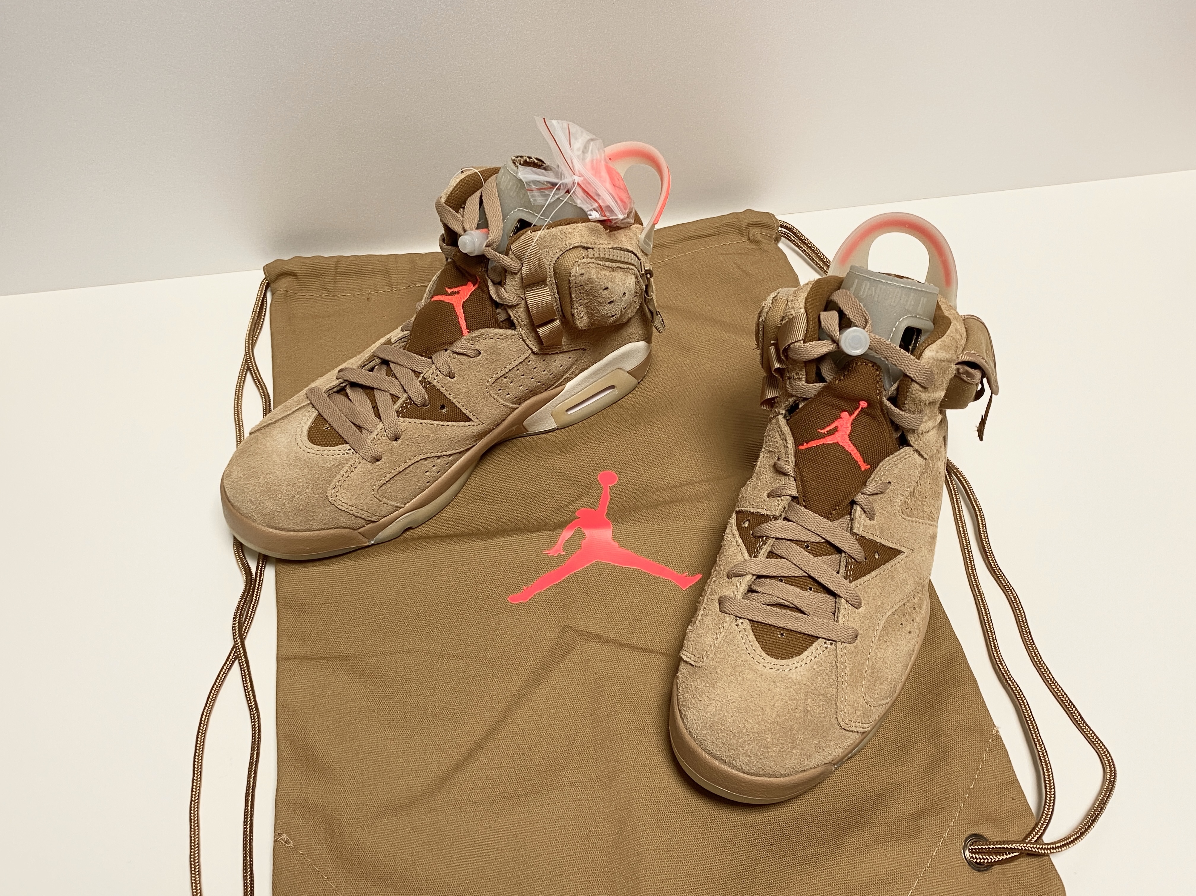 Jordan 6 x Travis Scott Retro SP British Khaki 착용 스타일 - 2