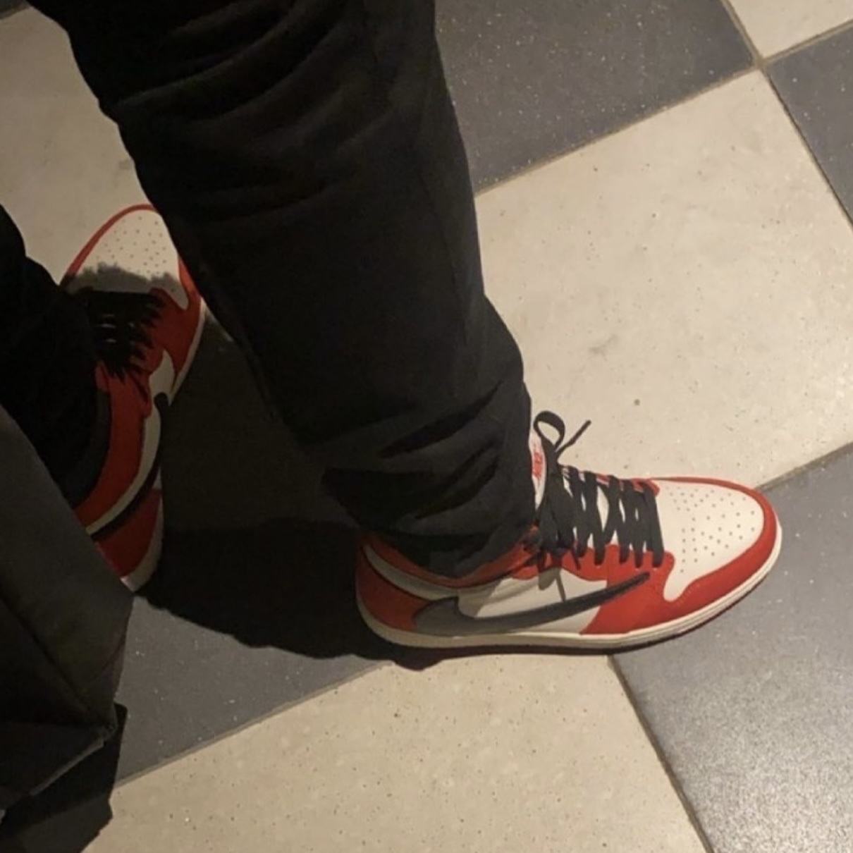 Jordan 1 x Travis Scott Retro High OG SP Mocha 착용 스타일 - 3