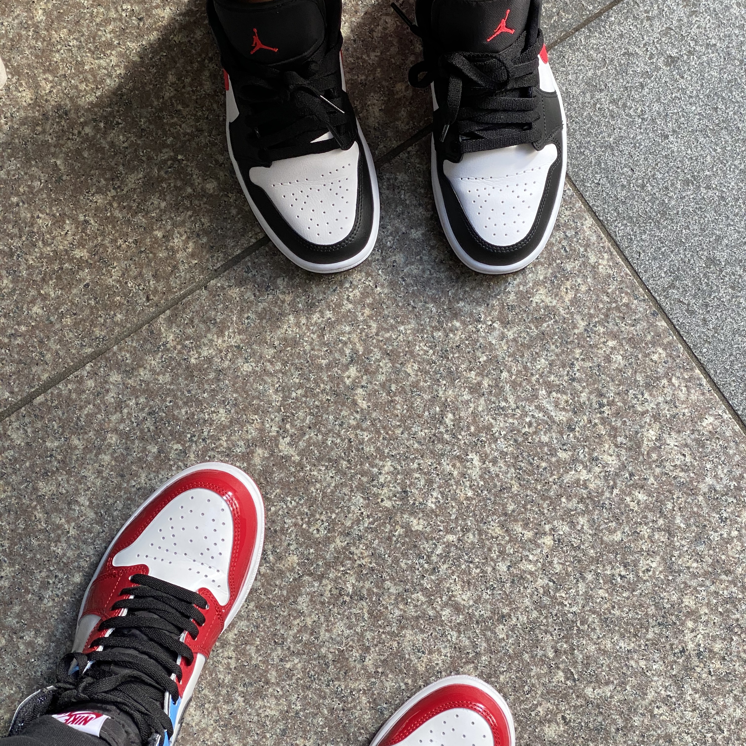 Jordan 1 Retro High Fearless UNC Chicago, (W) Jordan 1 Low Black Siren Red 착용 스타일
