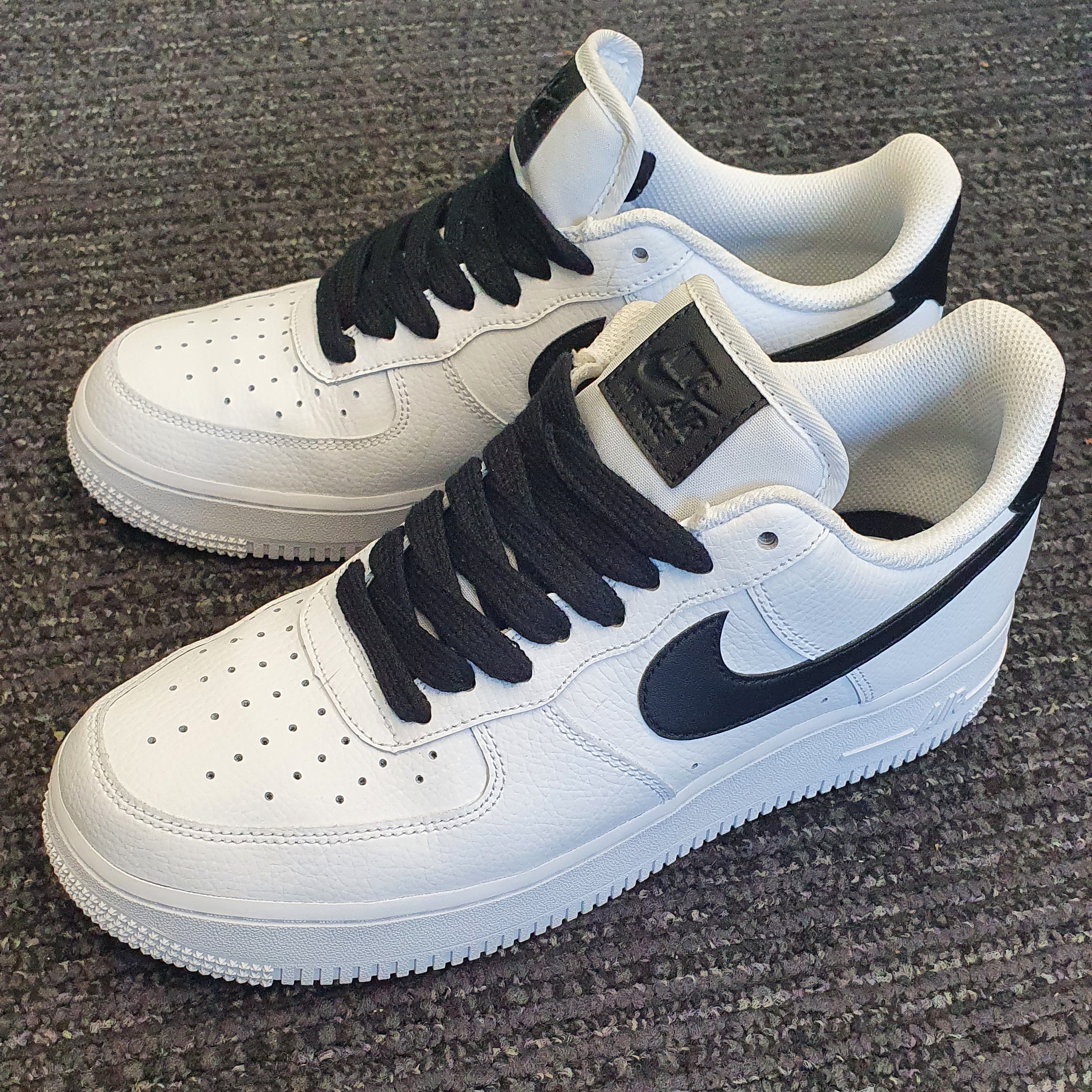 (W) Nike Air Force 1 '07 Low White Black 착용 스타일 - 1