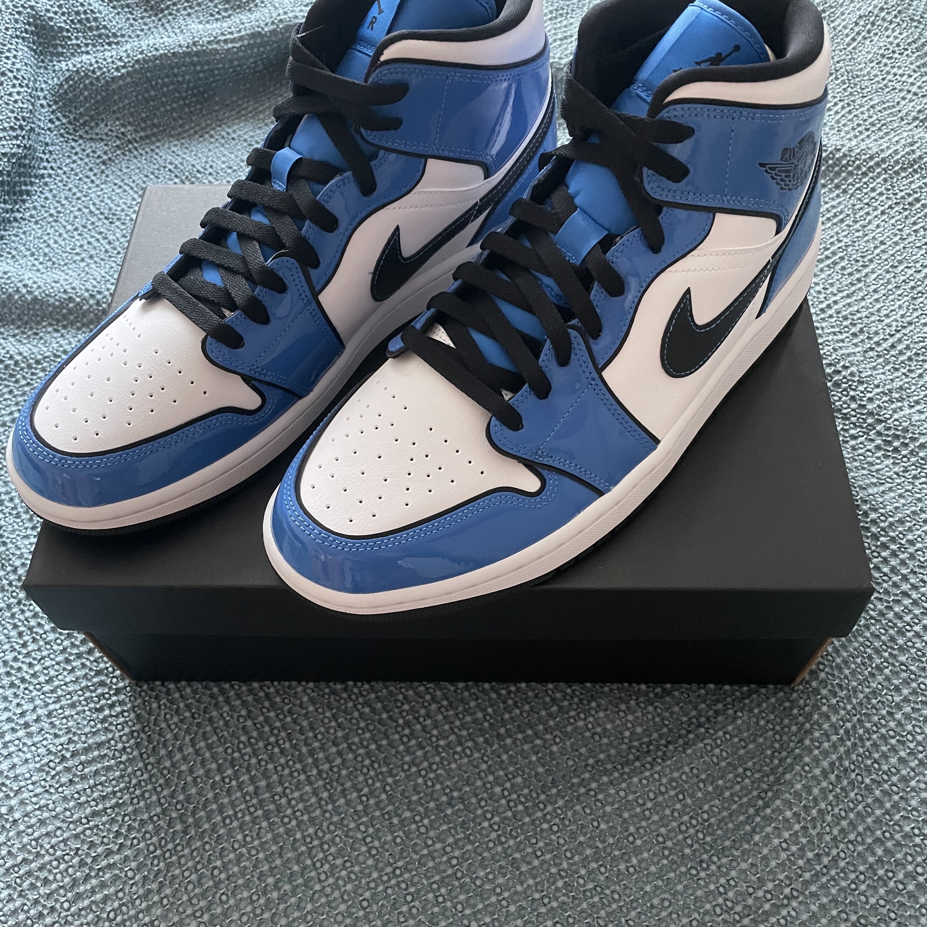 Jordan 1 Mid SE Signal Blue 착용 스타일 - 2