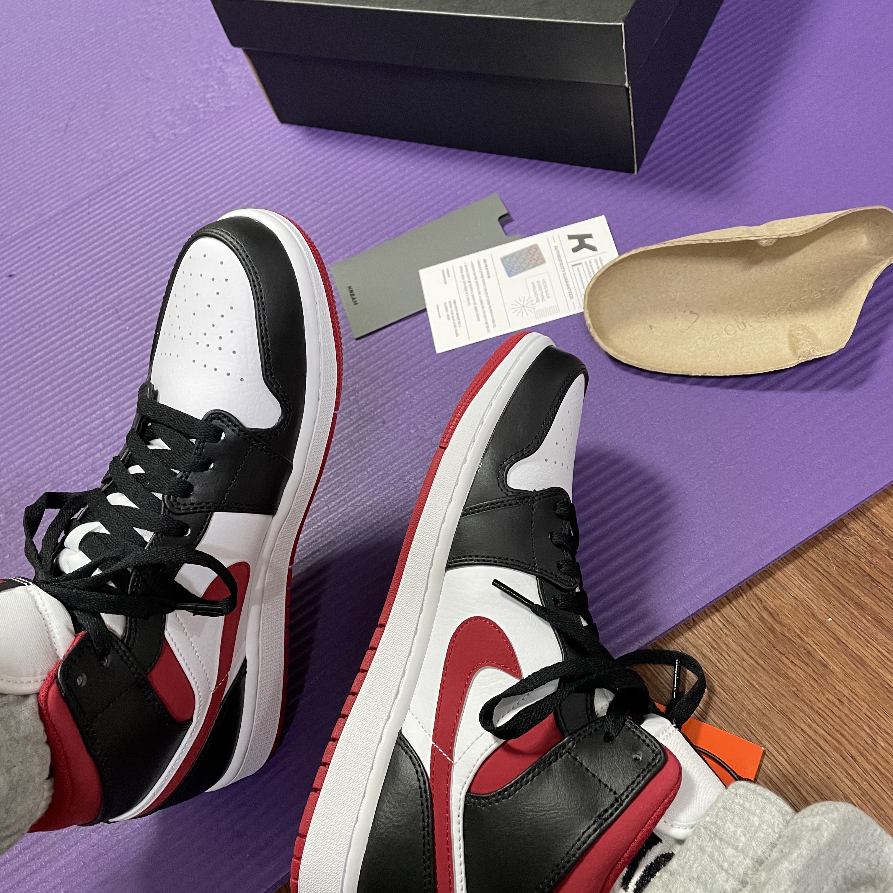 Jordan 1 Mid Gym Red Black White 착용 스타일 - 4