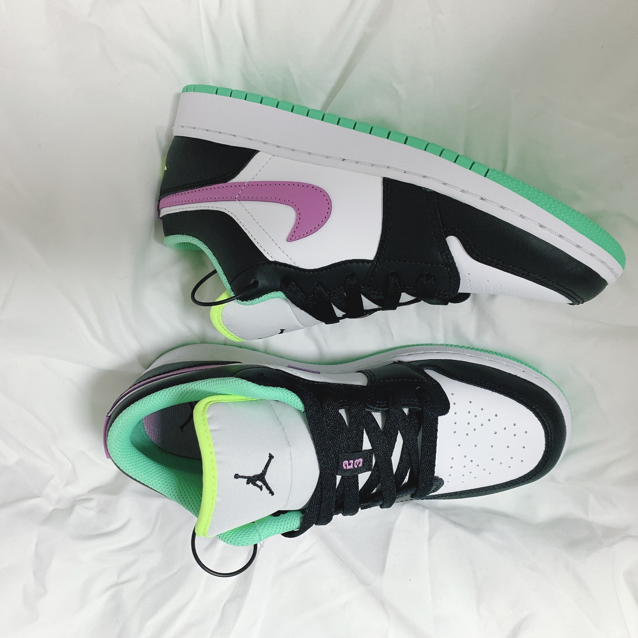 (GS) Jordan 1 Low Green Glow Purple Shock 착용 스타일