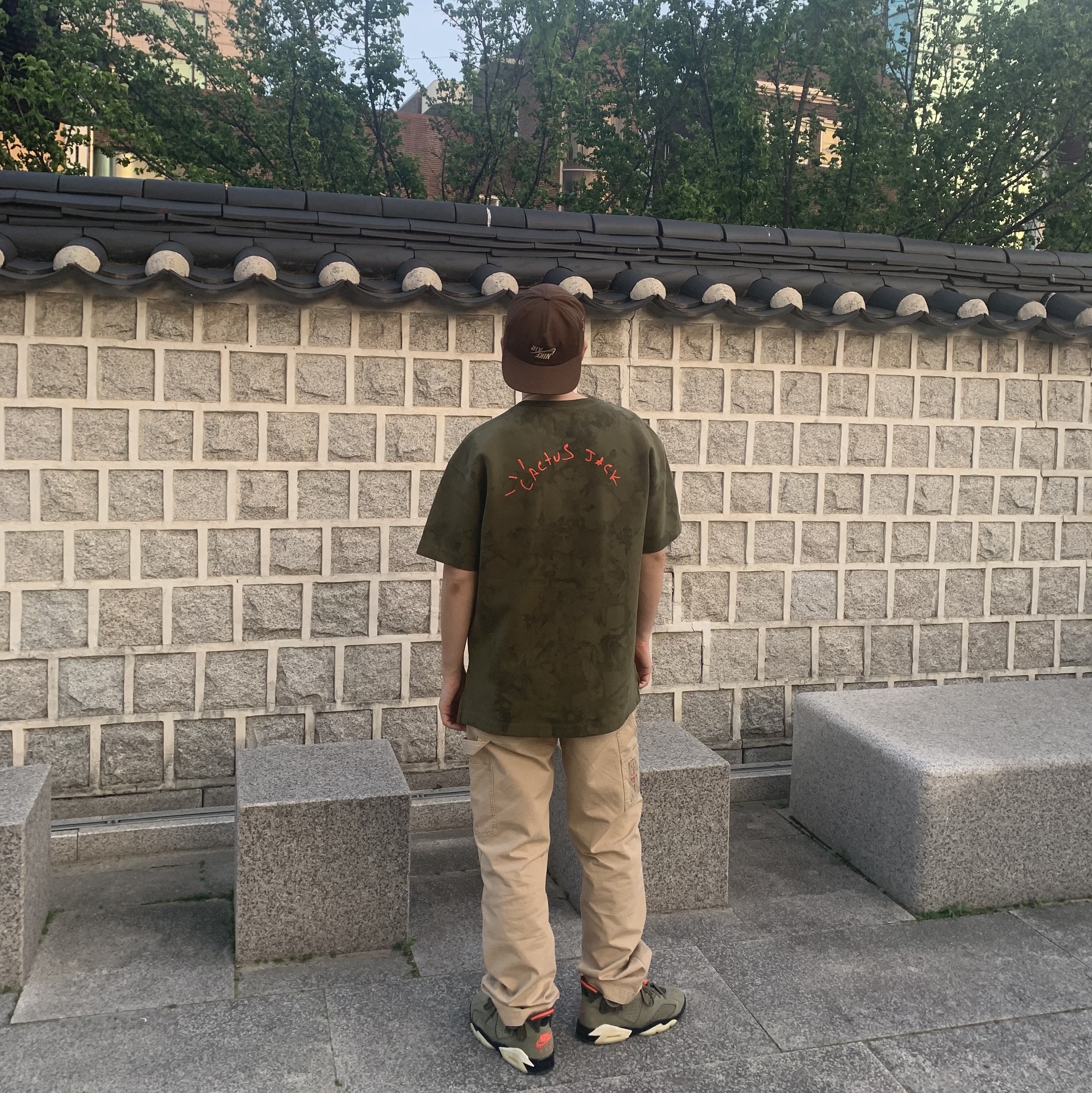 Jordan 6 x Travis Scott Retro Olive, Jordan x Travis Scott SS T-Shirt 착용 스타일 - 2