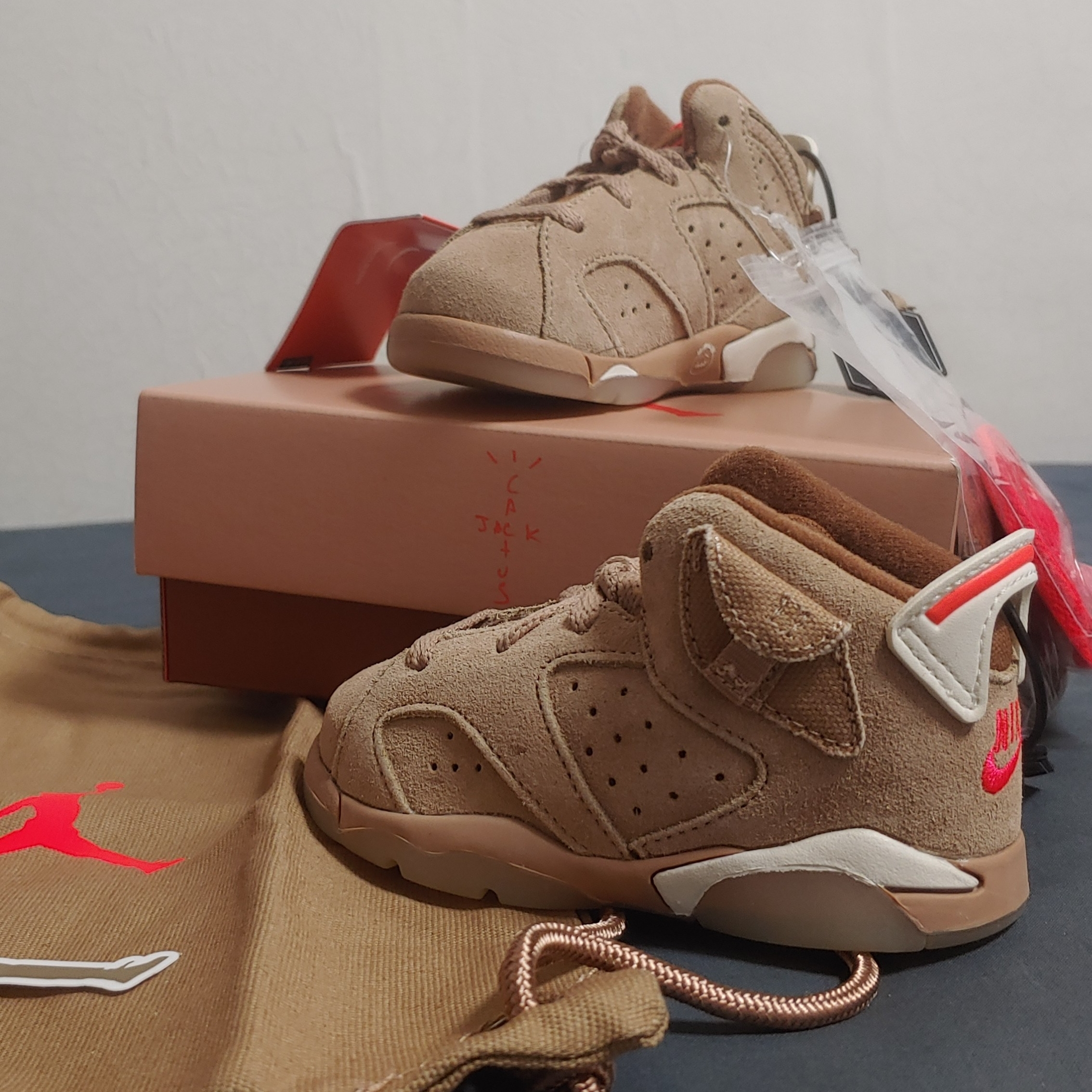 (TD) Jordan 6 x Travis Scott Retro SP British Khaki 착용 스타일 - 1