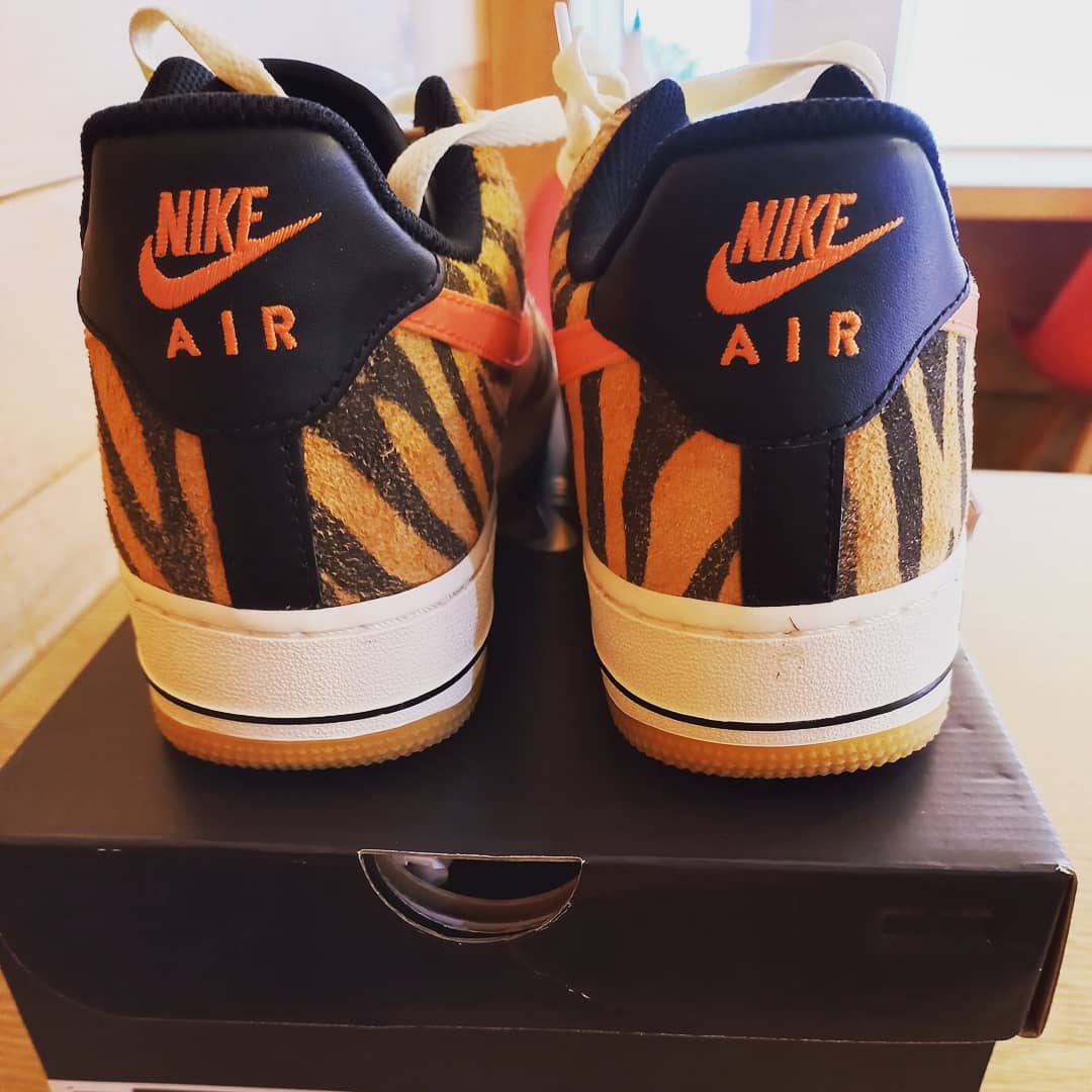 Nike Air Force 1 '07 PRM Orange Zebra 착용 스타일 - 3