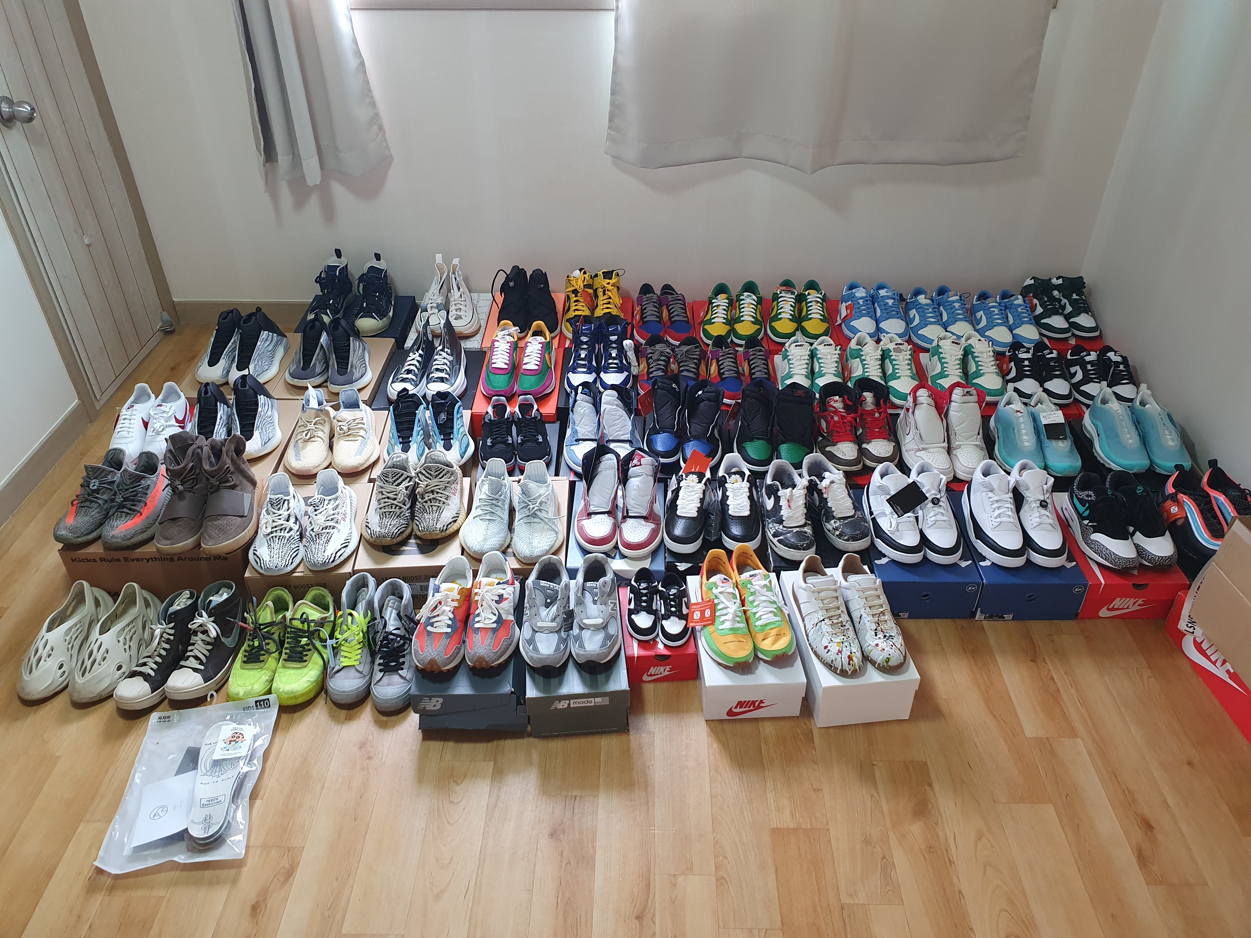 Maison Margiela Replica Paint Drop Sneakers, Nike x Off-White Blazer Mid Wolf Grey Serena Queen 착용 스타일