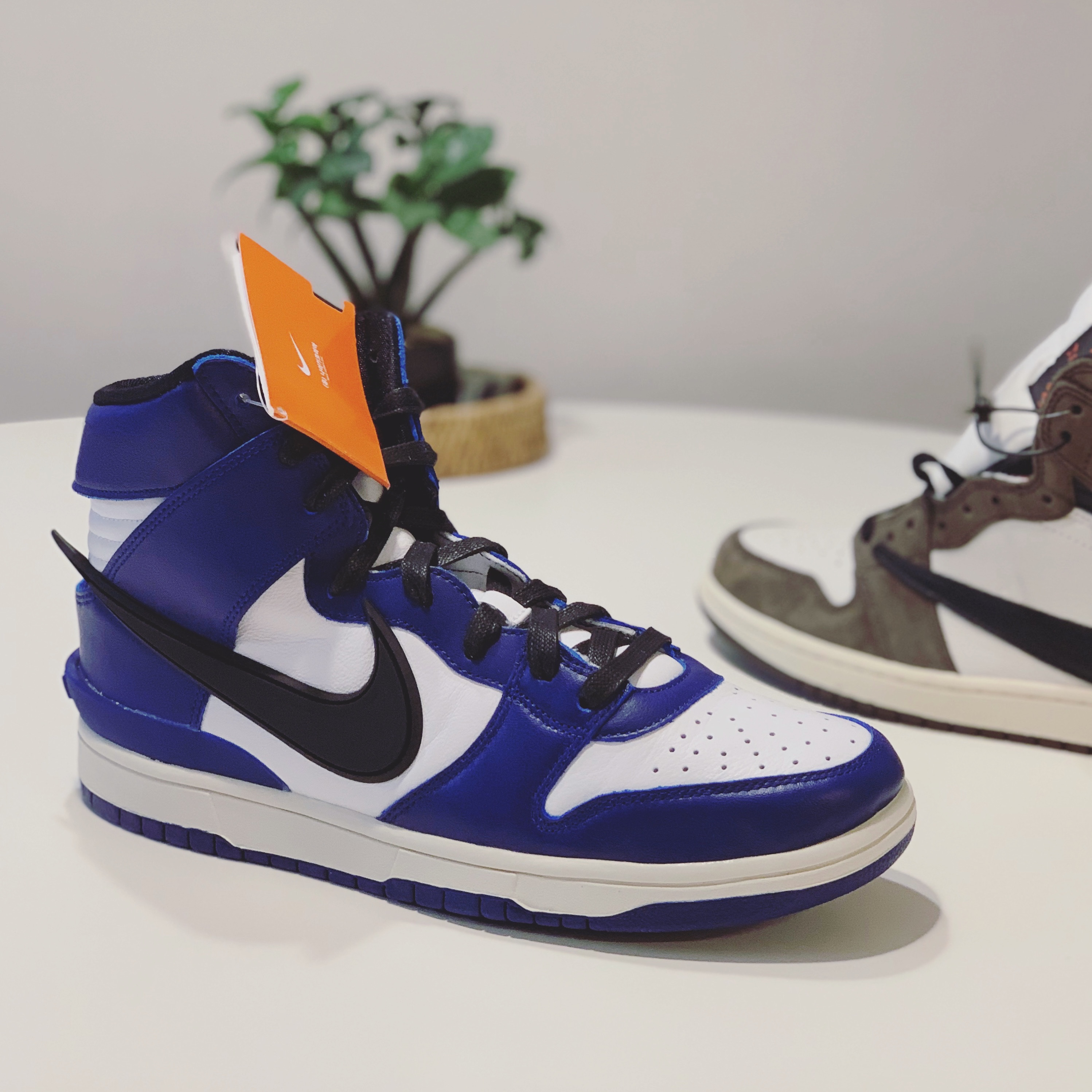 Nike x Ambush Dunk High Deep Royal Blue, Jordan 1 x Travis Scott Retro High OG SP Mocha 착용 스타일