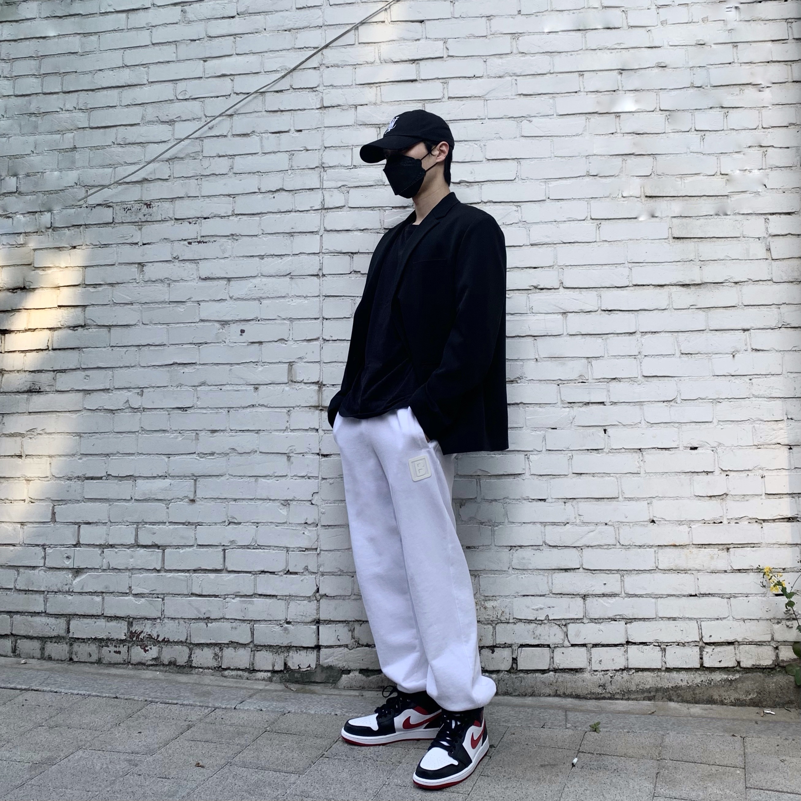 Jordan 1 Mid Gym Red Black White 착용 스타일 - 2