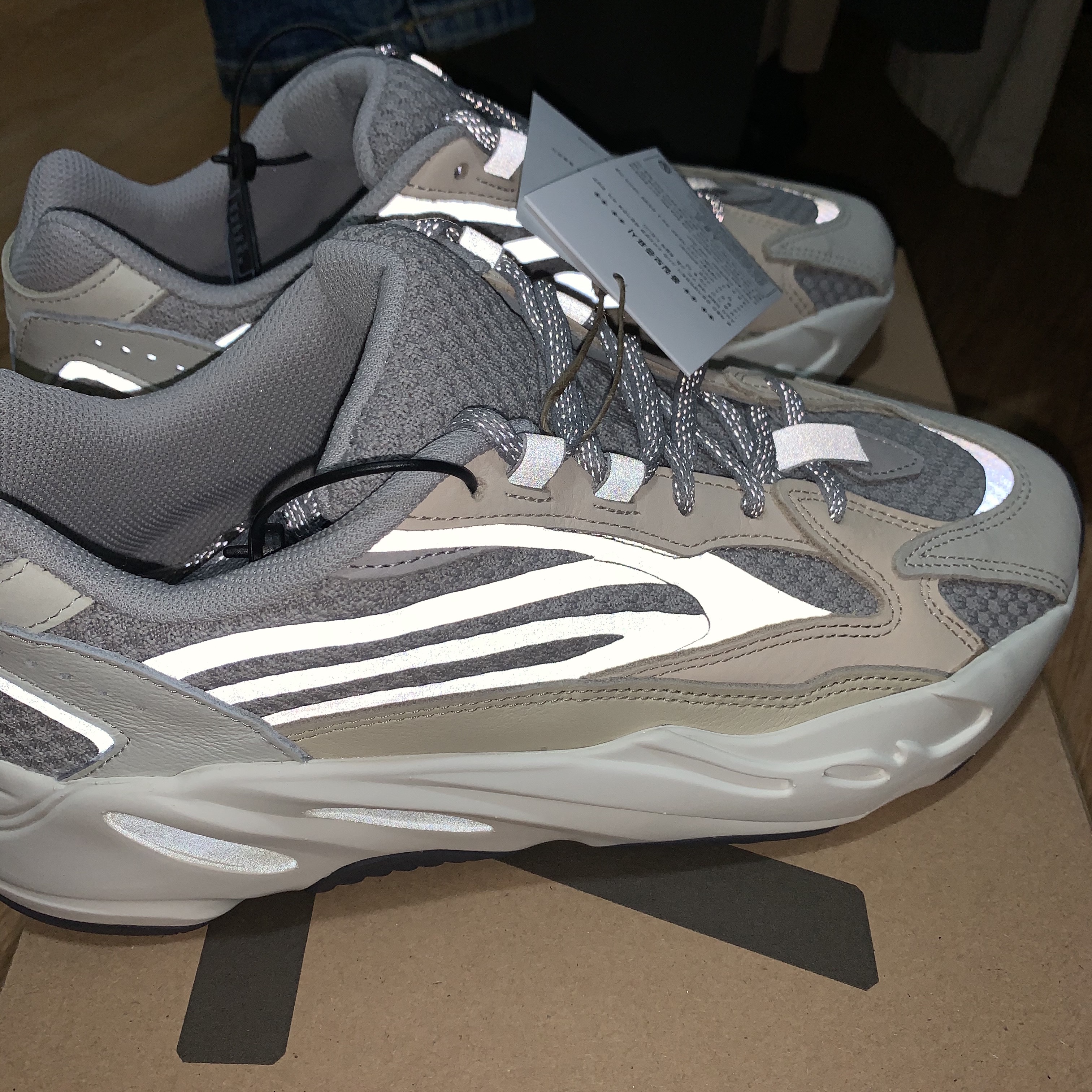 Adidas Yeezy Boost 700 V2 Cream 착용 스타일 - 2