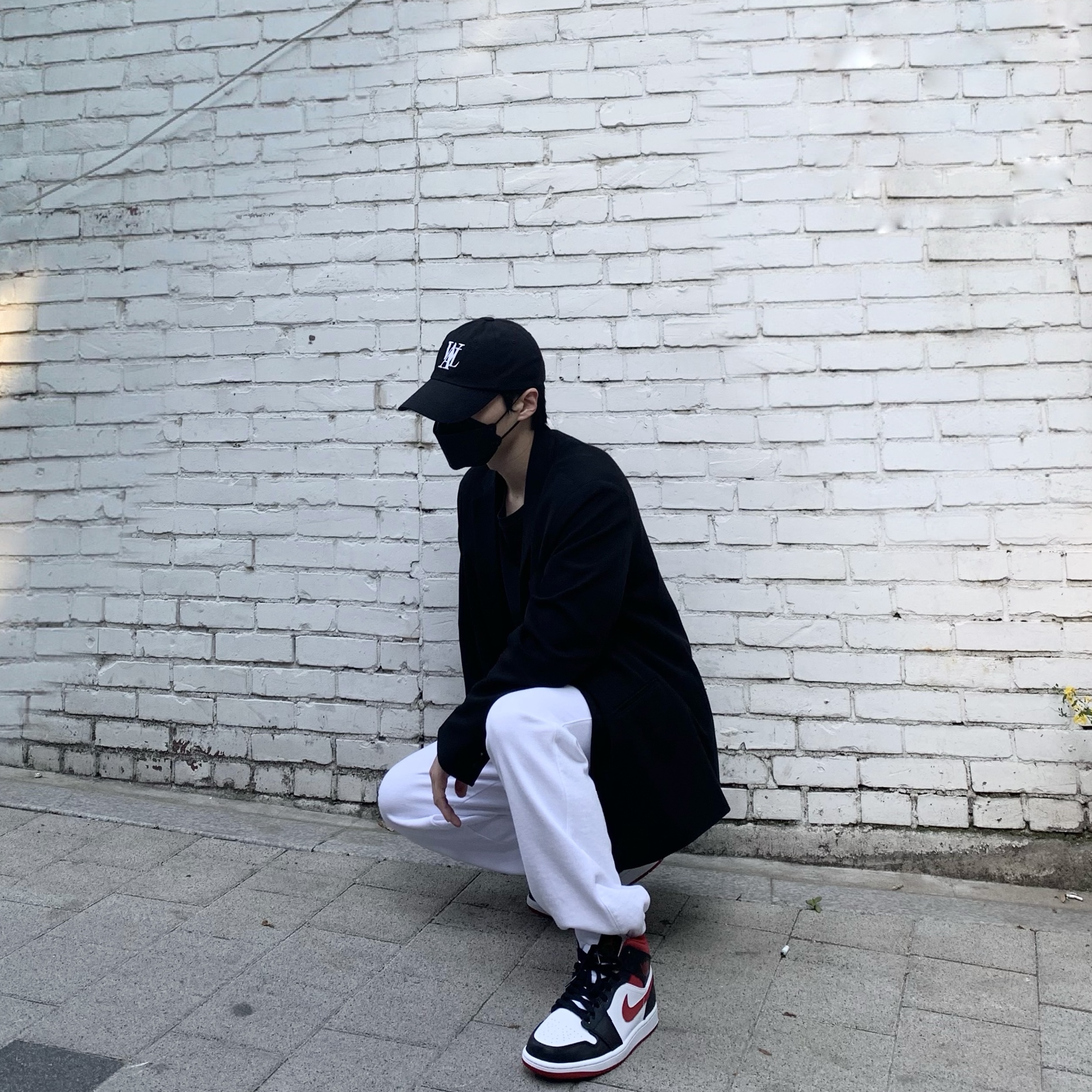 Jordan 1 Mid Gym Red Black White 착용 스타일 - 1