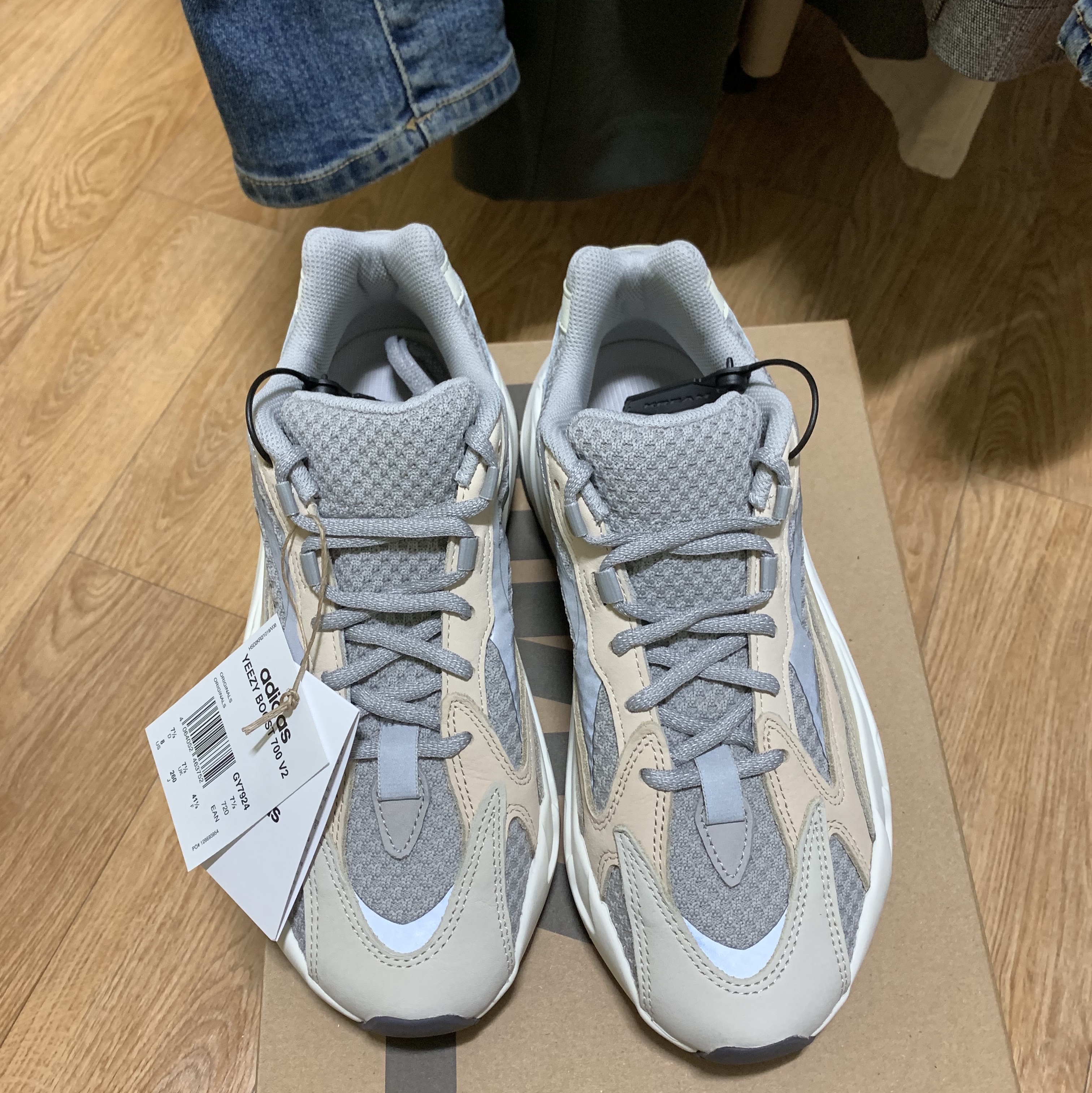 Adidas Yeezy Boost 700 V2 Cream 착용 스타일 - 4