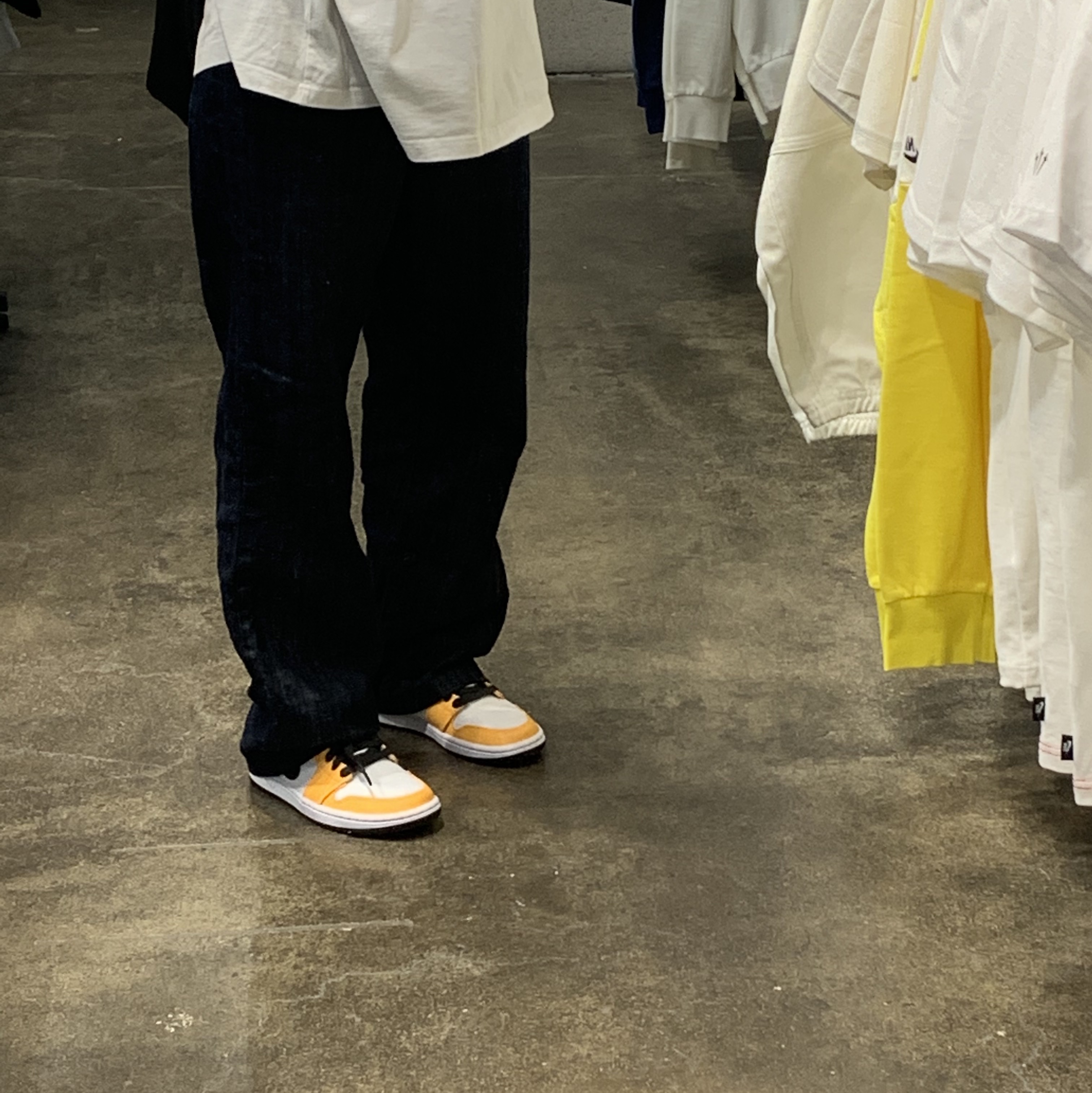 (W) Jordan 1 Low SE Laser Orange 착용 스타일 - 3