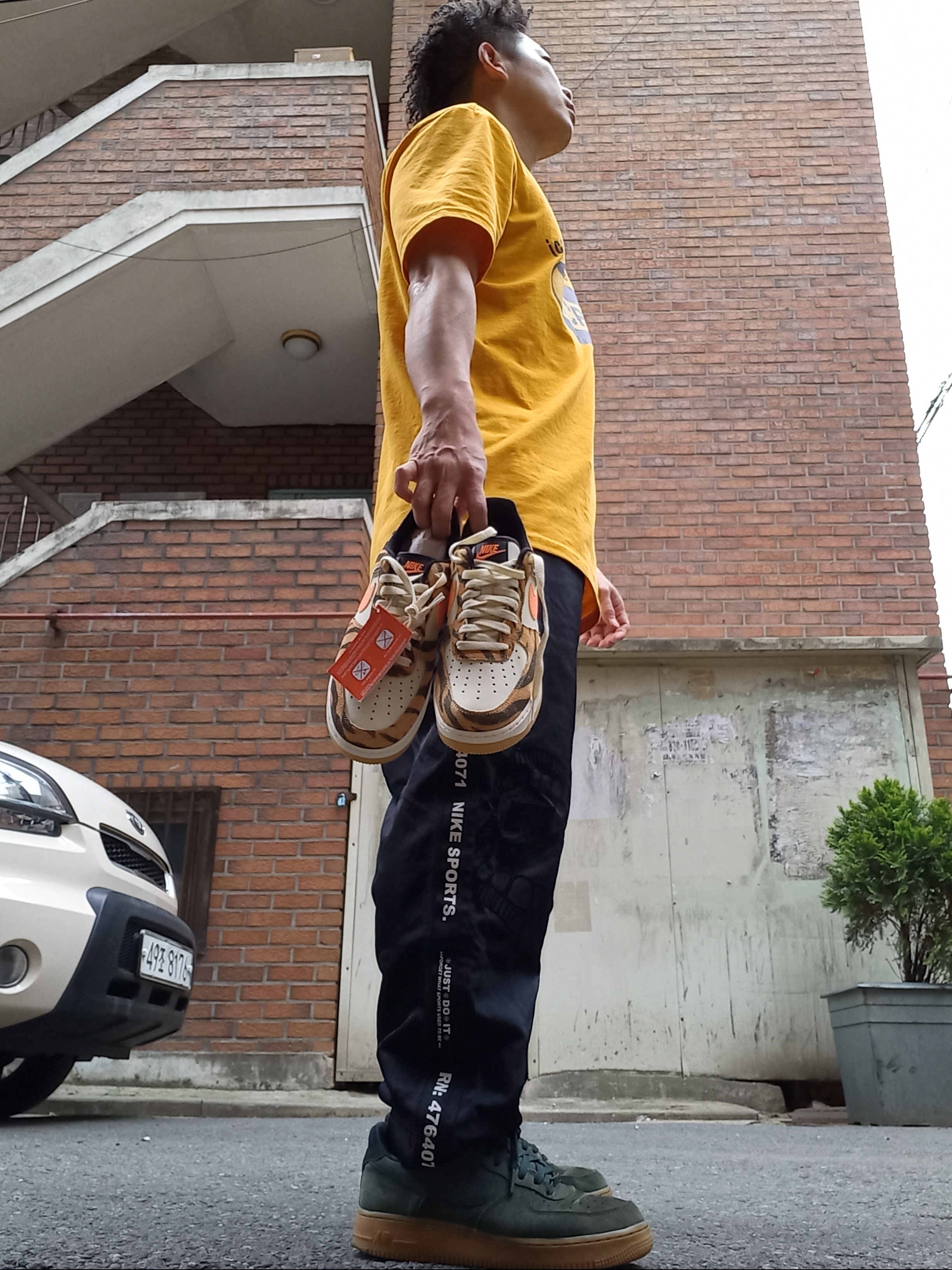Nike Air Force 1 '07 PRM Orange Zebra 착용 스타일
