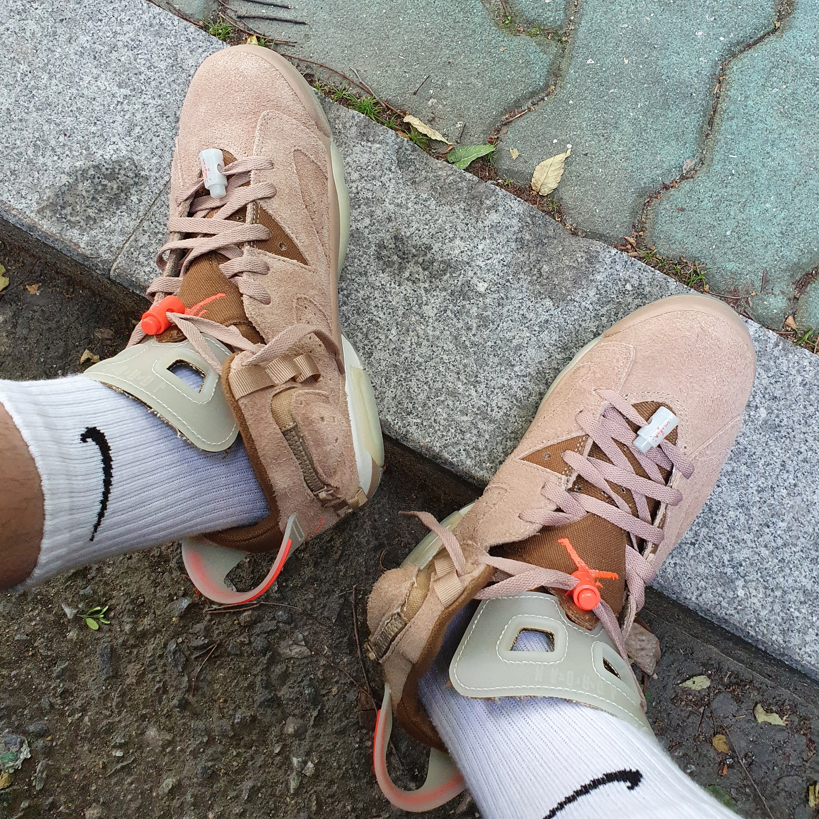 Jordan 6 x Travis Scott Retro SP British Khaki 착용 스타일 - 3