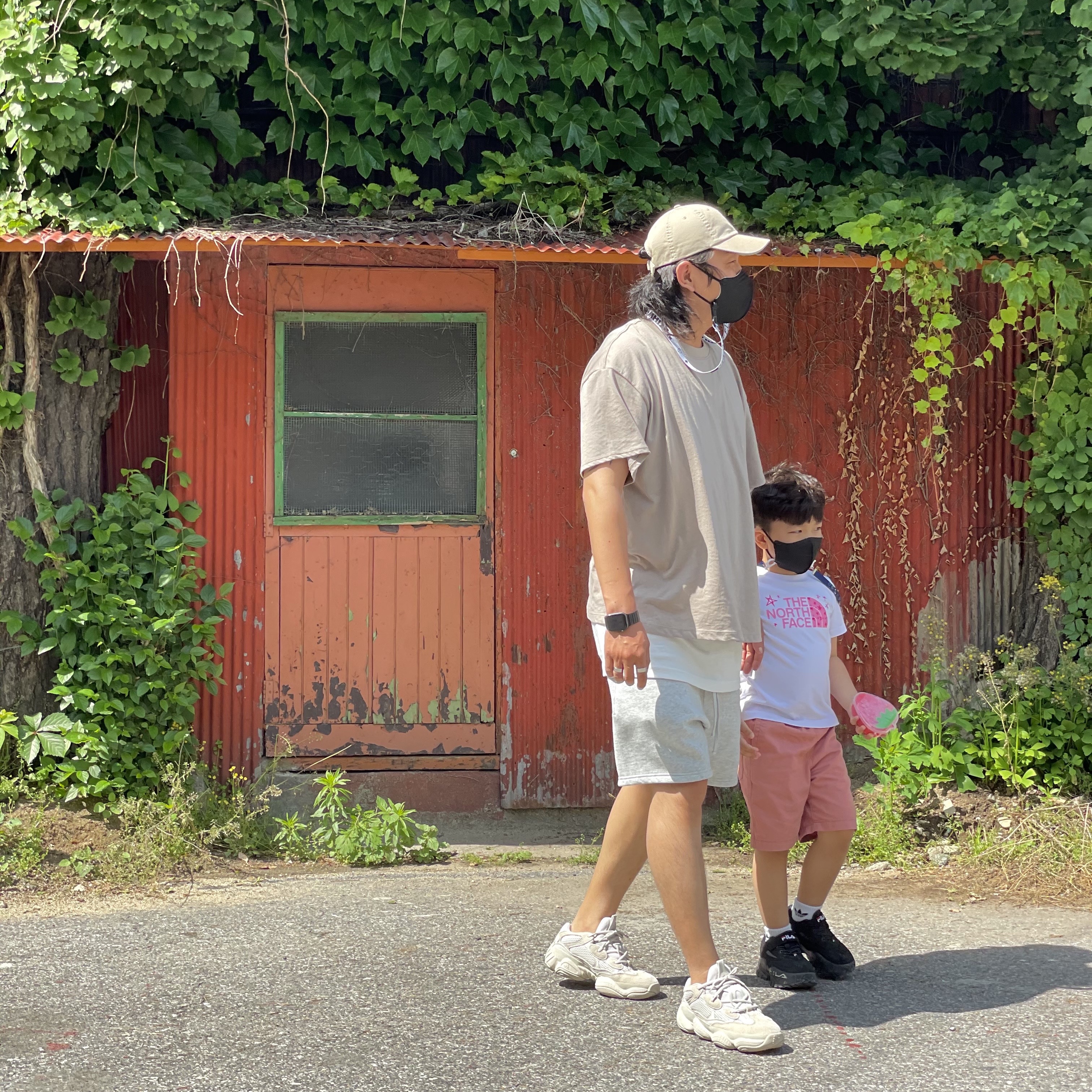 Off-White x Amore Pacific Protection Box (Without Cosmetics), Adidas Yeezy 500 Blush 2018 착용 스타일