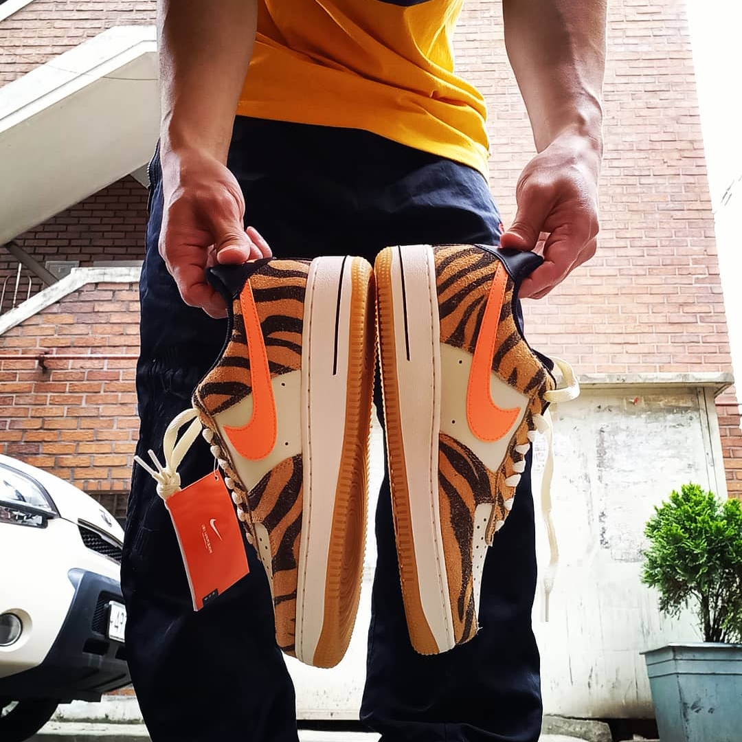 Nike Air Force 1 '07 PRM Orange Zebra 착용 스타일 - 1