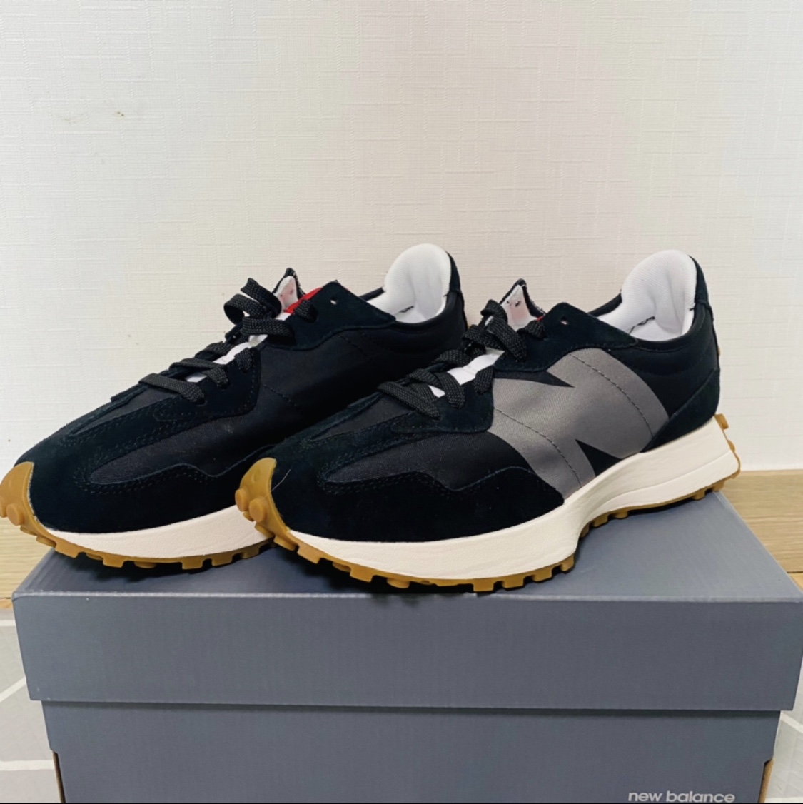 New Balance 327 Black Grey Gum 착용 스타일