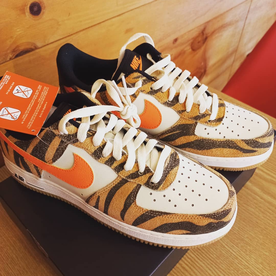 Nike Air Force 1 '07 PRM Orange Zebra 착용 스타일 - 2