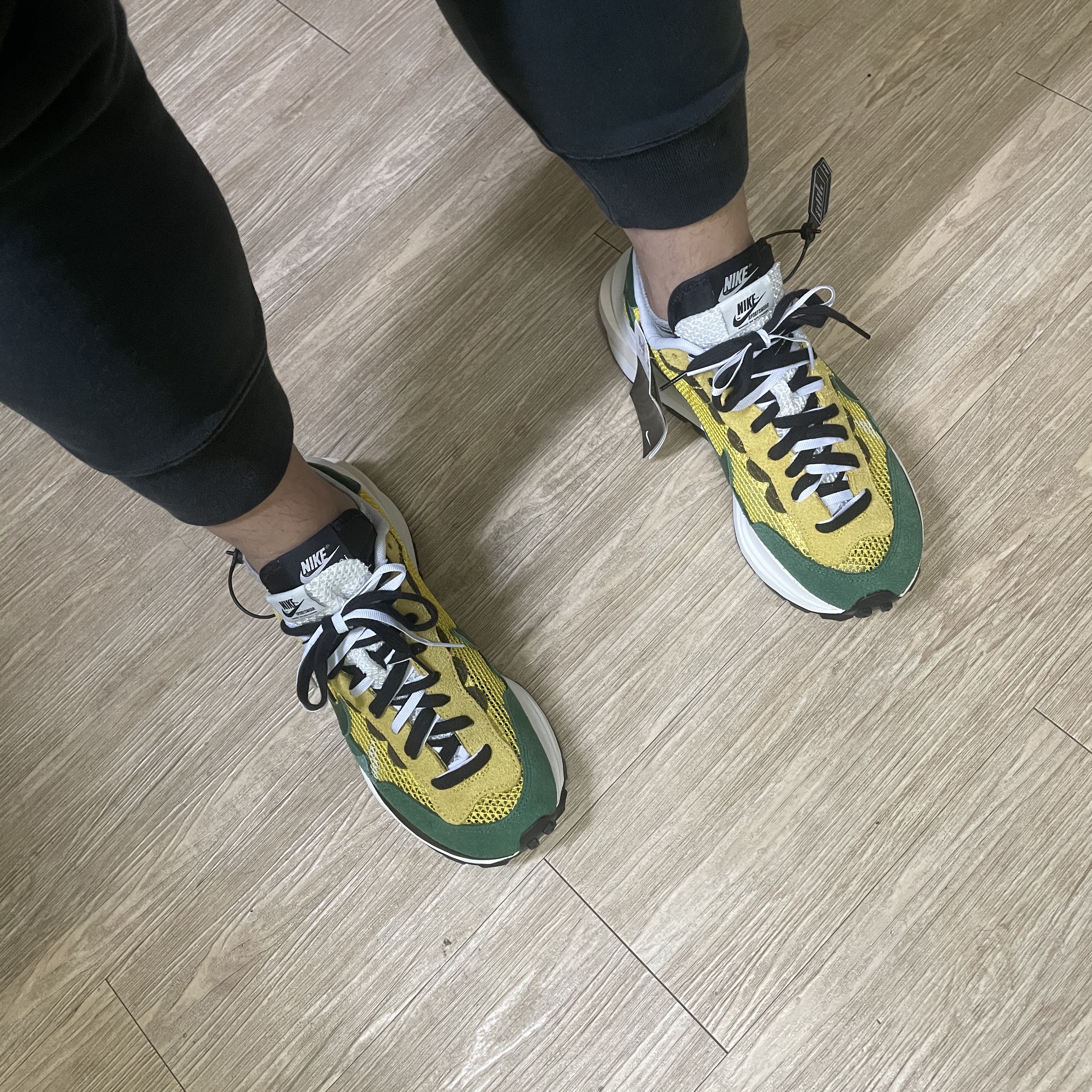 Nike x Sacai VaporWaffle Tour Yellow & Gorge Green Sail 착용 스타일 - 2