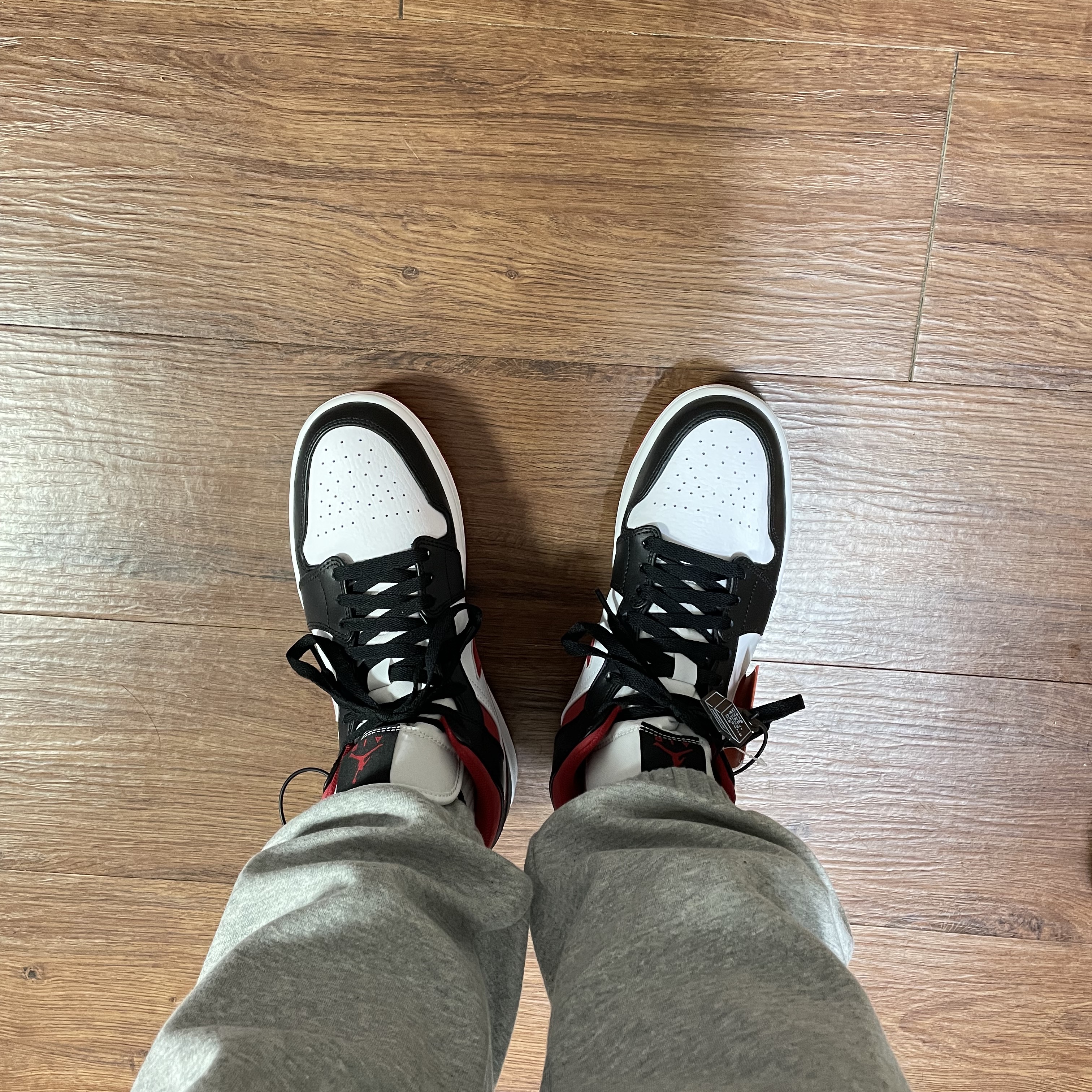 Jordan 1 Mid Gym Red Black White 착용 스타일 - 2