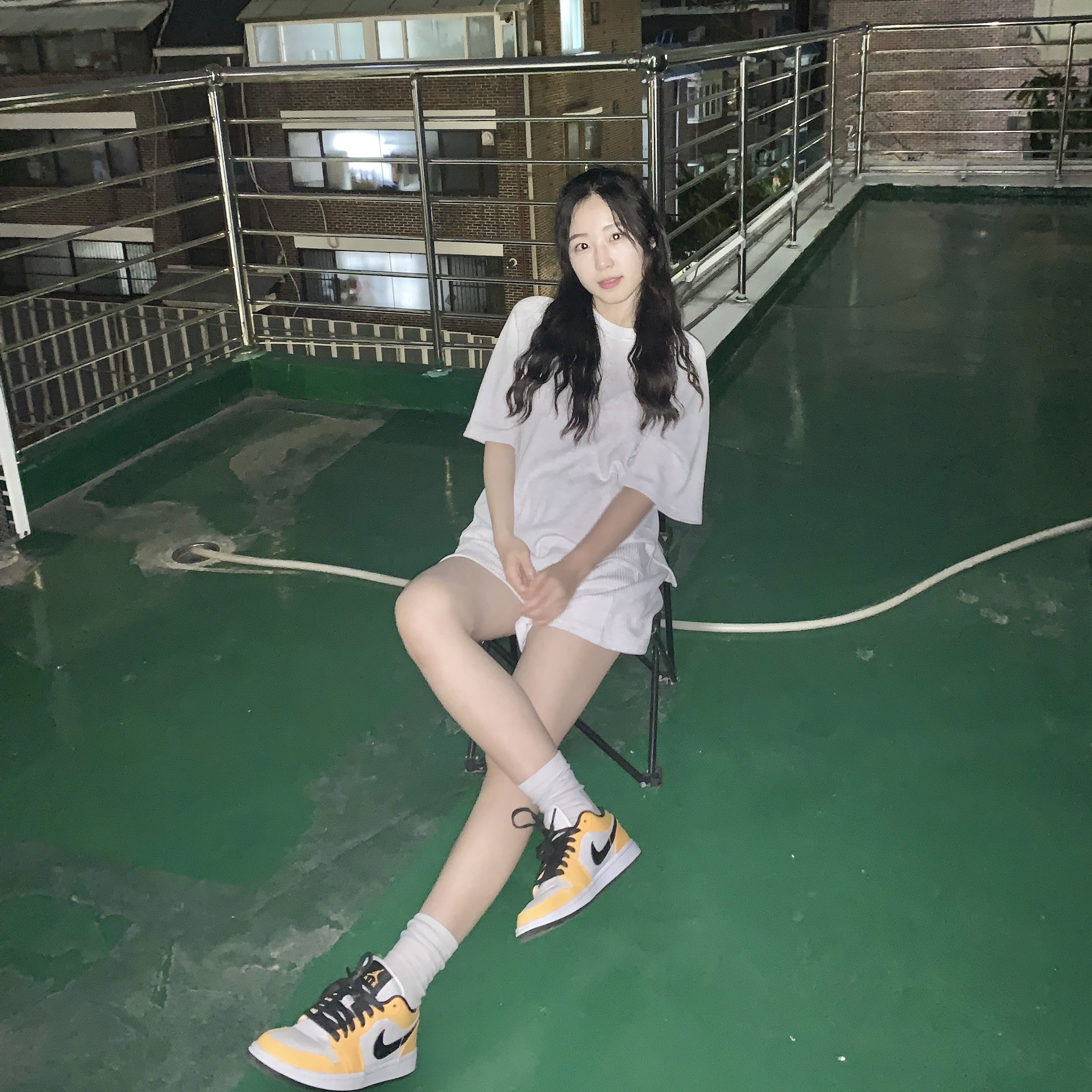(W) Jordan 1 Low SE Laser Orange 착용 스타일 - 1