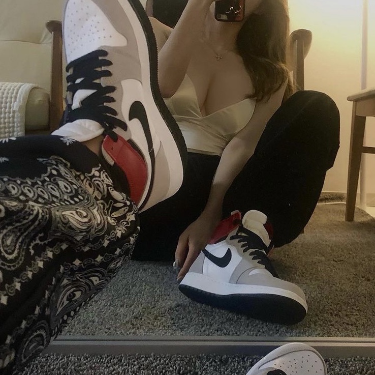 Jordan 1 Retro High OG Light Smoke Grey, (GS) Jordan 1 Retro High OG Light Smoke Grey 착용 스타일