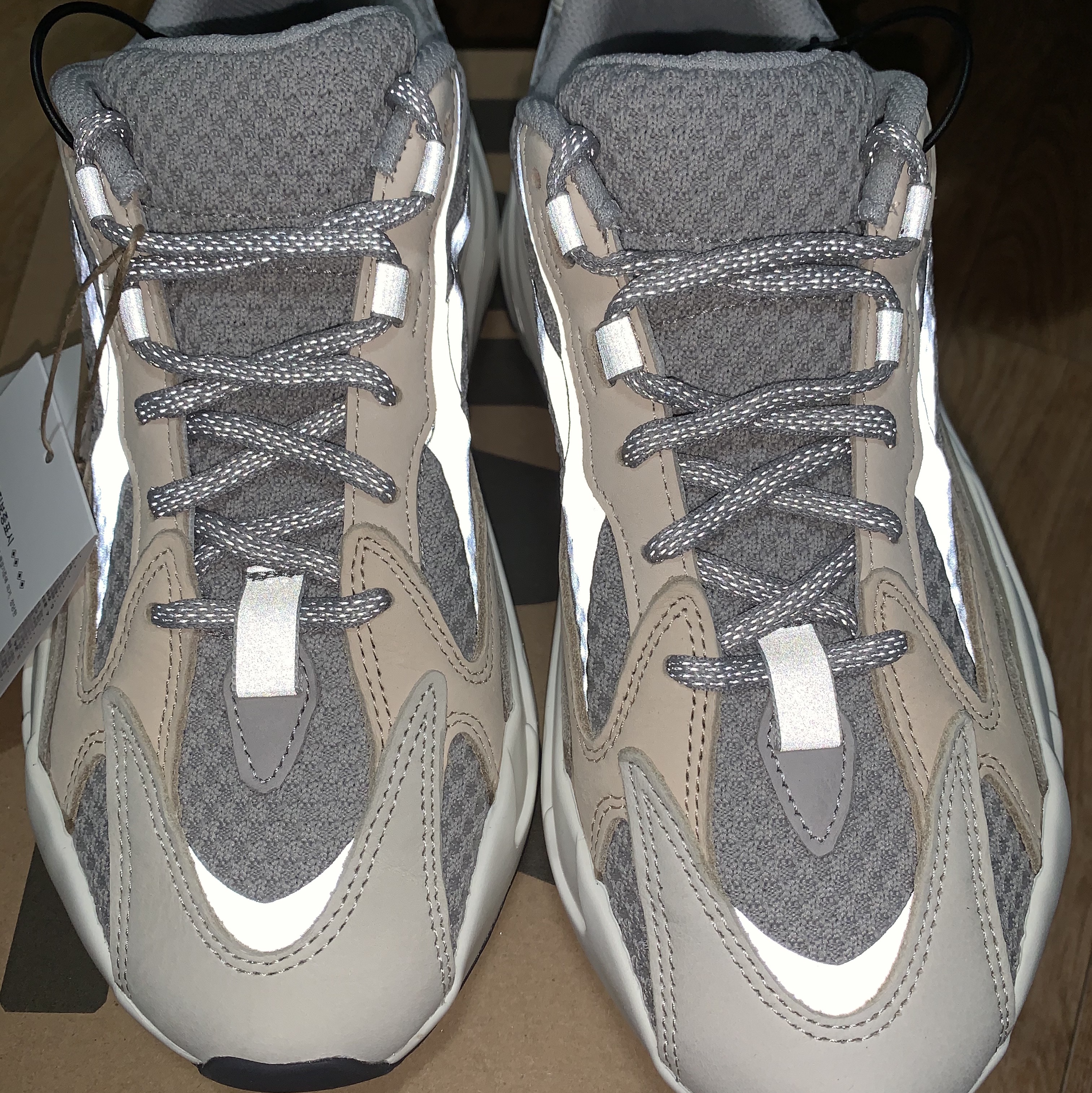 Adidas Yeezy Boost 700 V2 Cream 착용 스타일 - 1