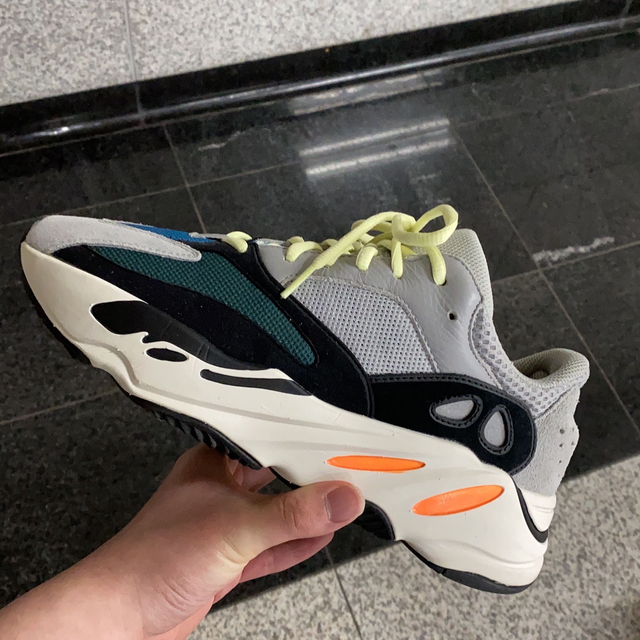 Adidas Yeezy Boost 700 Wave Runner Solid Grey 2017/2019 착용 스타일