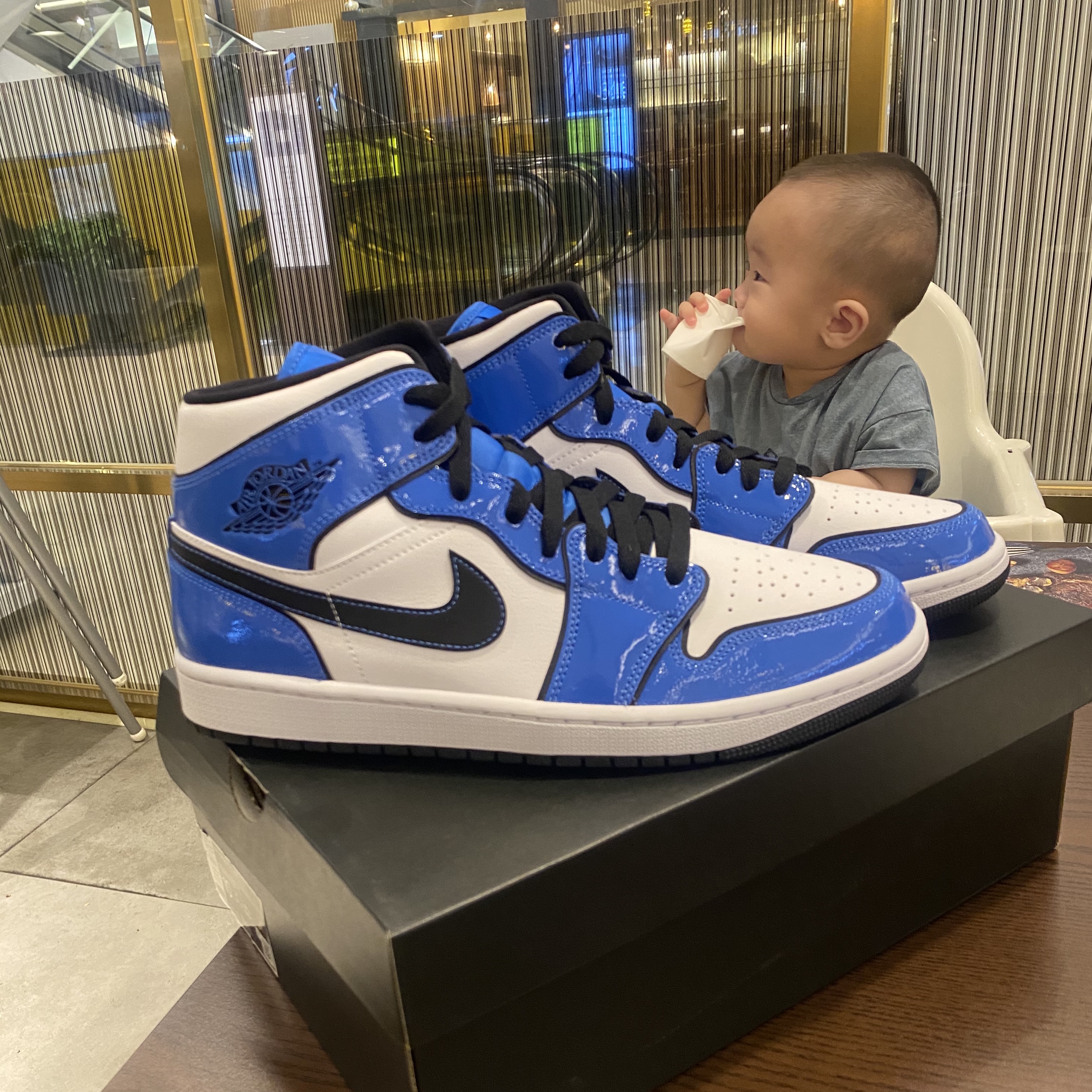 Jordan 1 Mid SE Signal Blue 착용 스타일