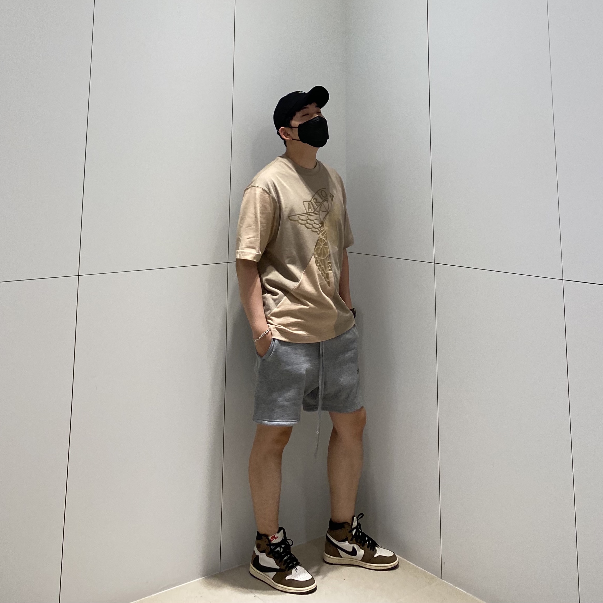 Jordan 1 x Travis Scott Retro High OG SP Mocha, Jordan x Travis Scott S/S Top - Asia 착용 스타일