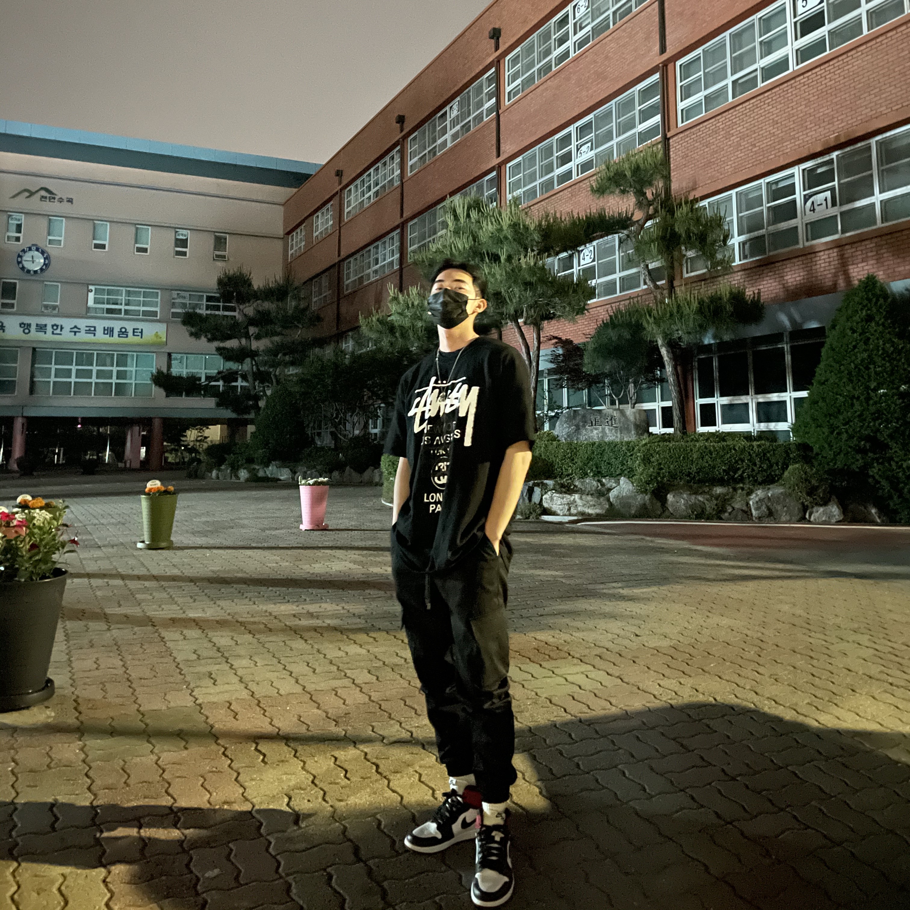 Jordan 1 Retro High OG Black Toe 2016, Stussy DSM World Tour T-Shirt Black 착용 스타일