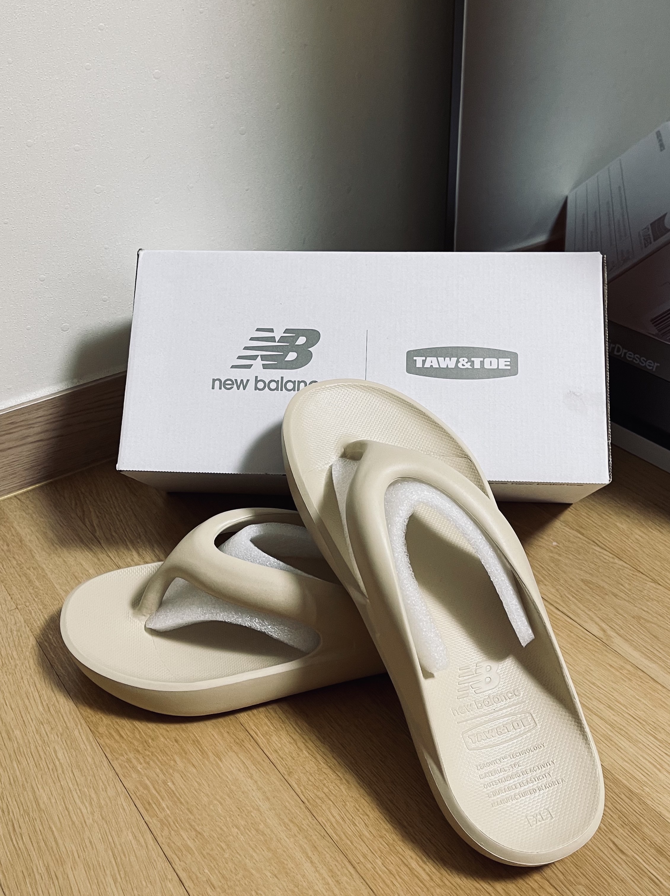New Balance x Taw&Toe Flip Flop Beige 착용 스타일