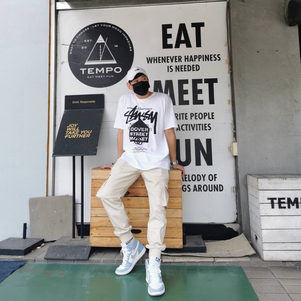 Stussy DSM World Tour T-Shirt White, Jordan 1 Retro High OG Hyper Royal 착용 스타일