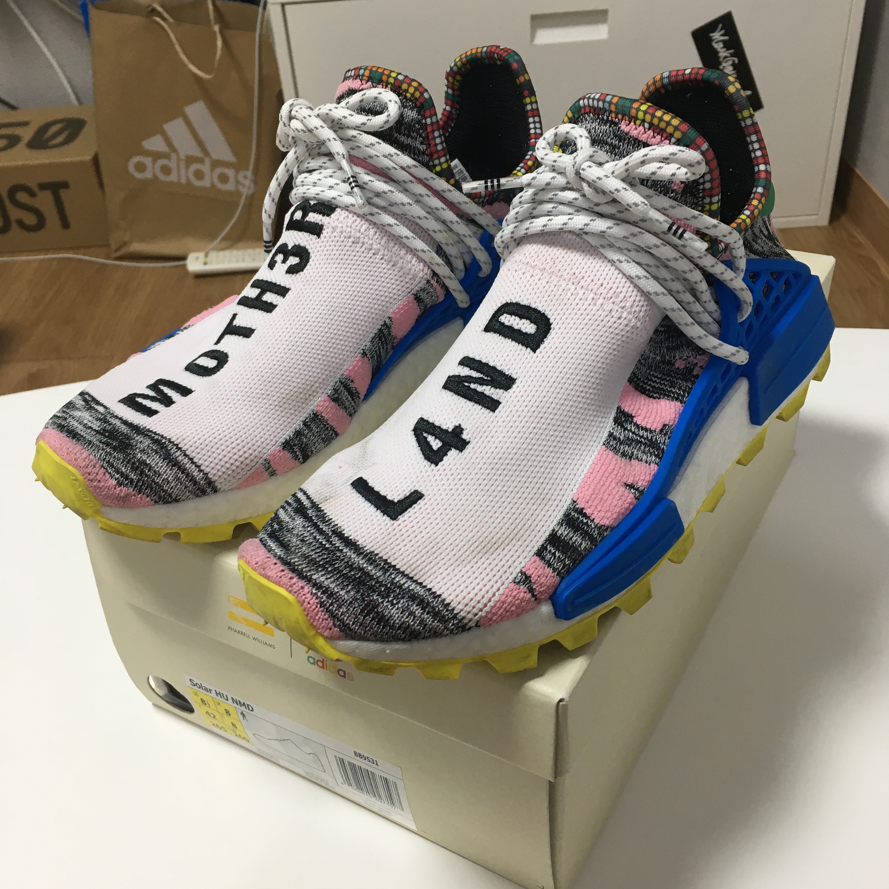 Adidas x Pharrell Williams Hu NMD Solar Pack Mother 착용 스타일